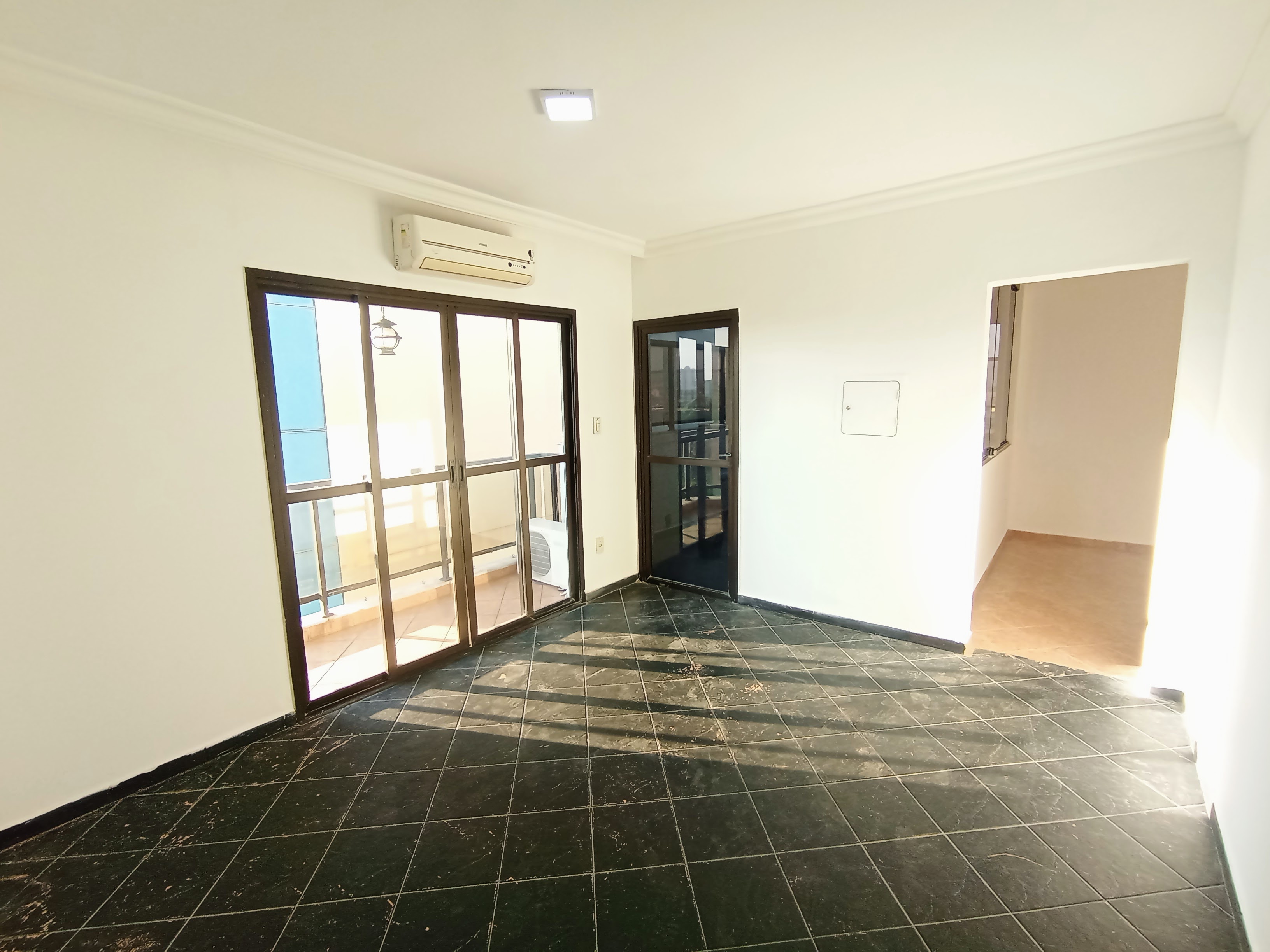 Cobertura à venda com 3 dormitórios, 125 m² no Edifício Michel Abud em Taubaté/SP.