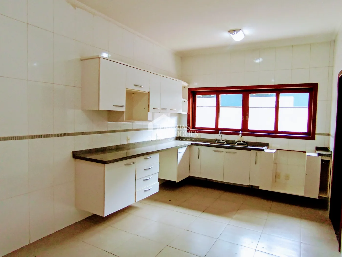 Casa à venda e locação com 4 suítes no Condomínio Colonial Village I em Pindamonhangaba/SP.