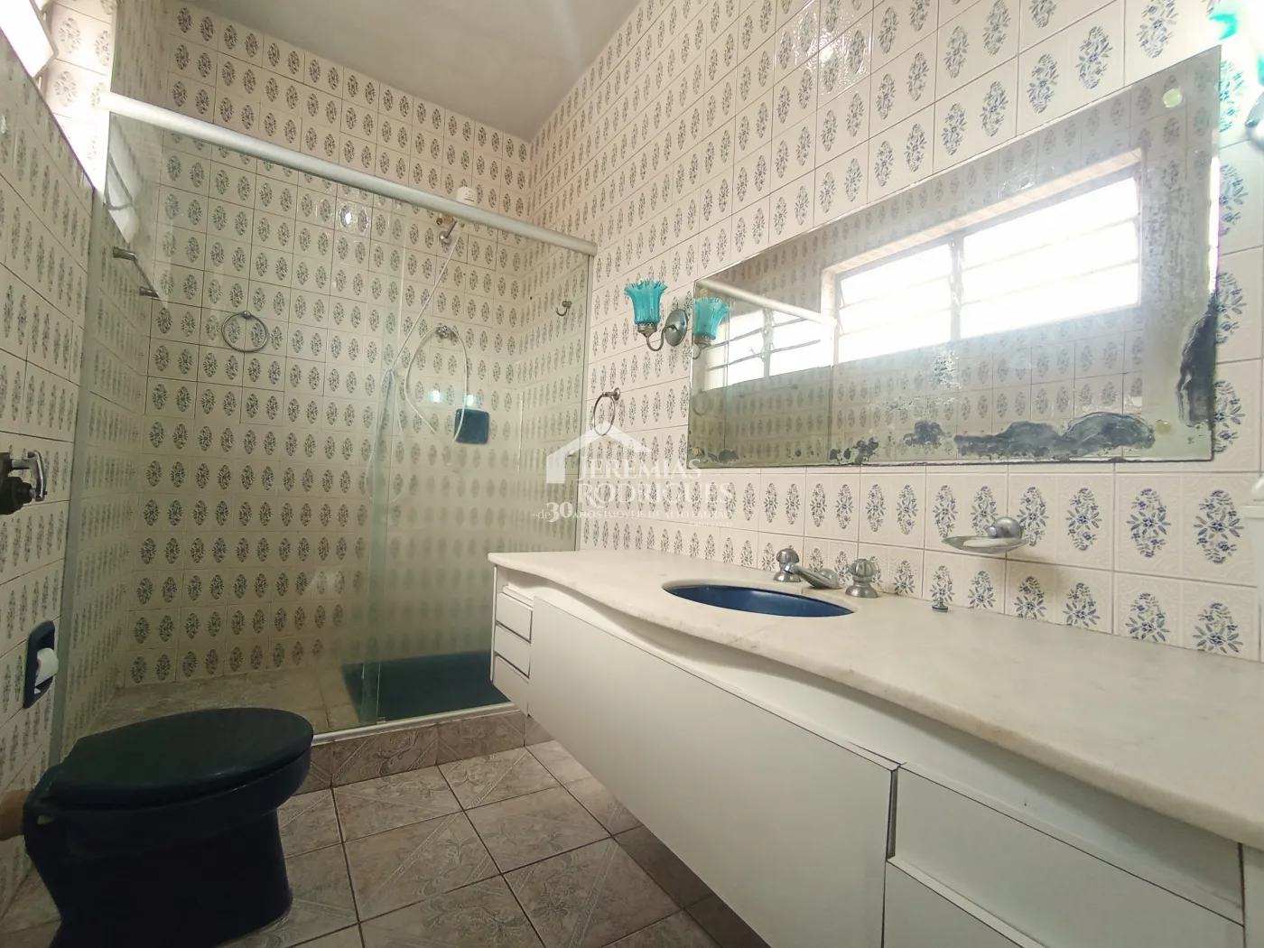 Casa para venda e locação no bairro Jardim Eulária em Taubaté/SP.