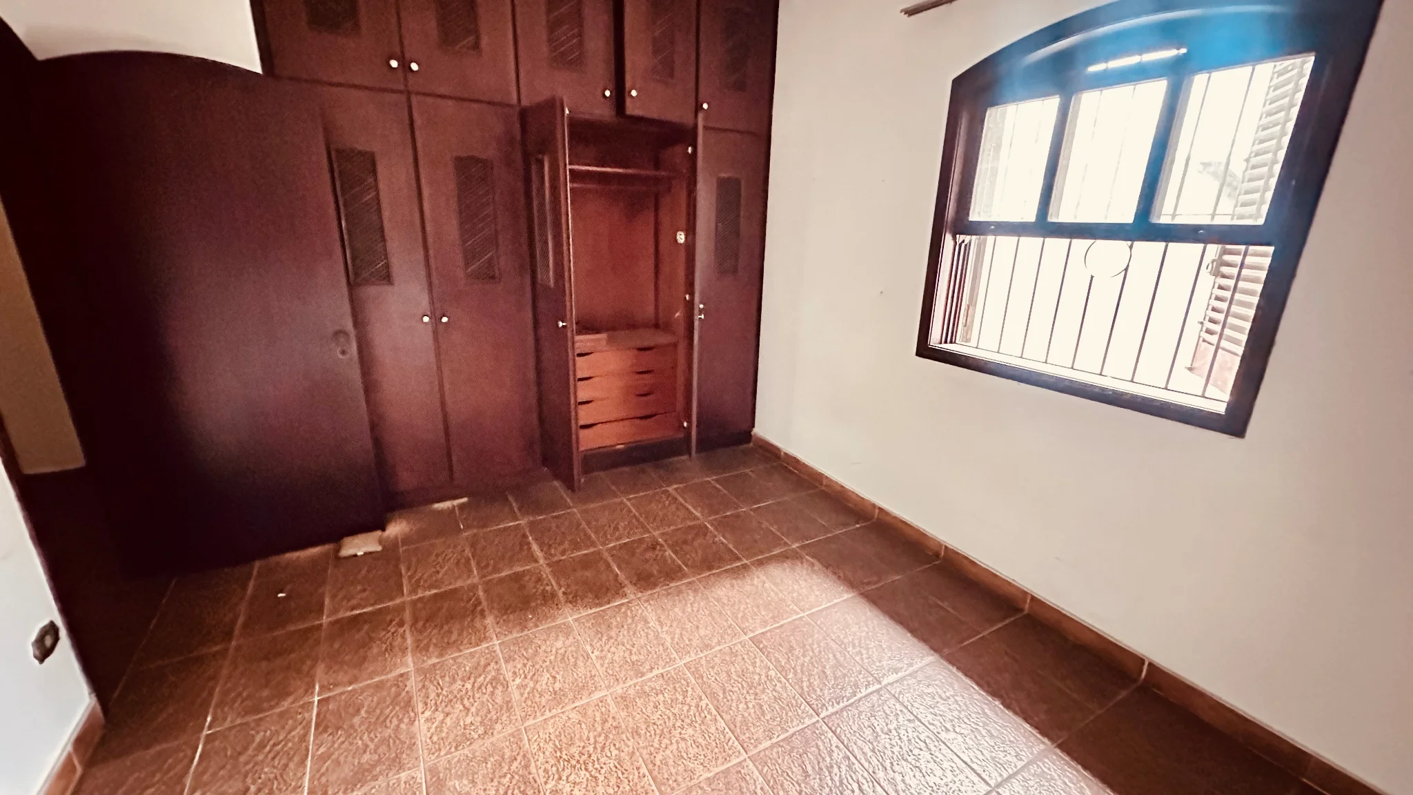 Casa com 3 suítes para venda e locação no bairro Jardim Boa Vista em Pindamonhangaba/SP 