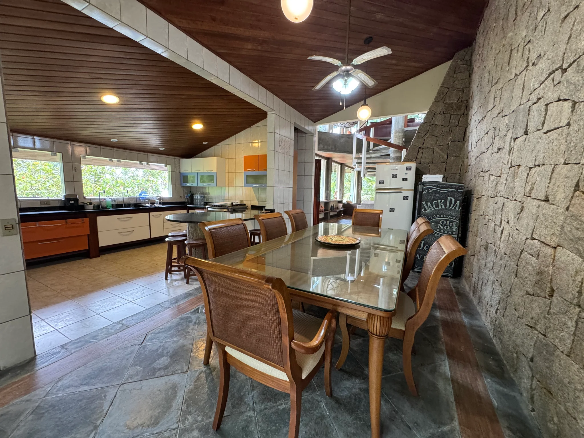 Casa à venda com 5 dormitórios no Condomínio Ponta das Toninhas em Ubatuba/SP. 