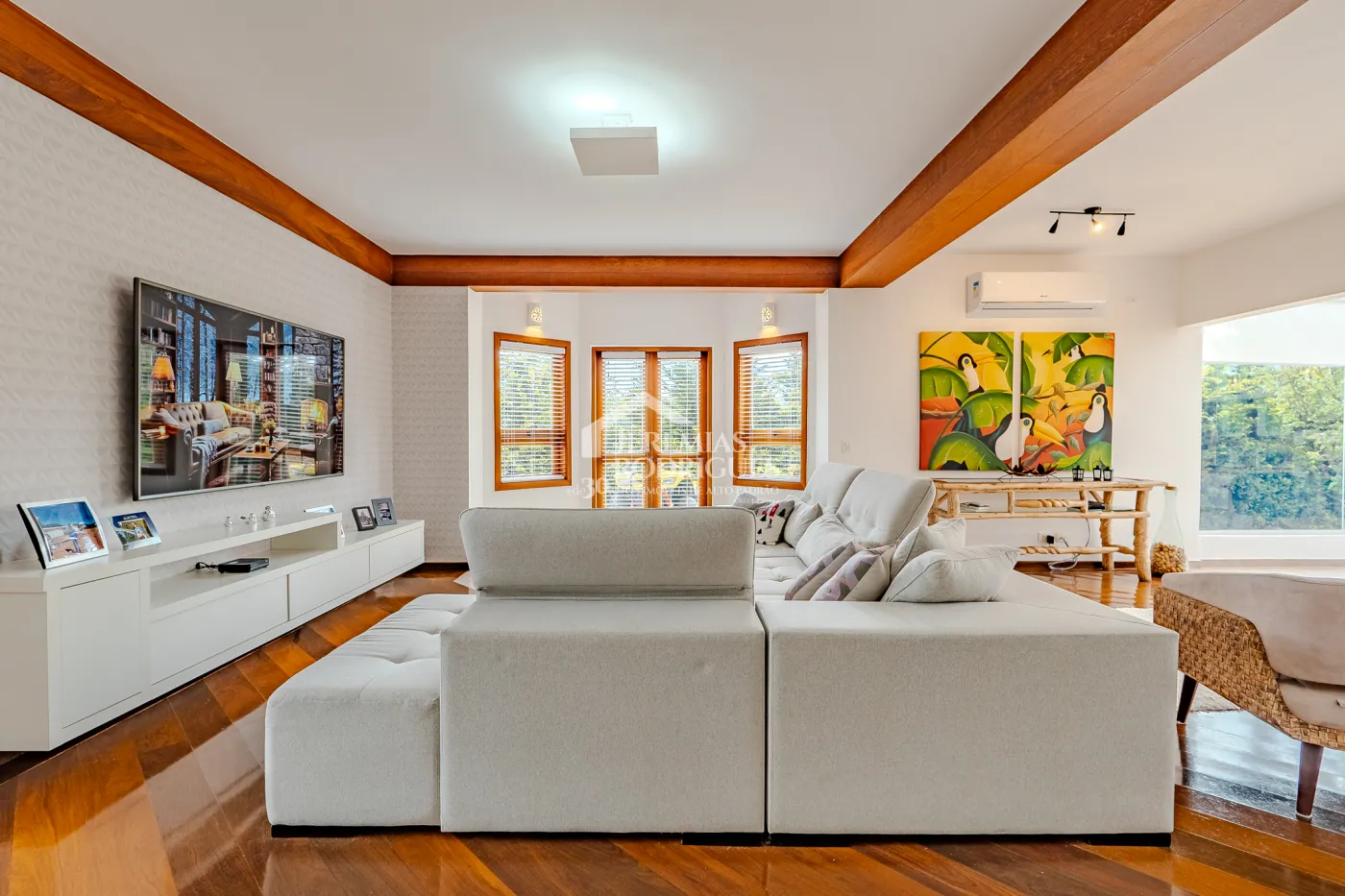 Casa assobradada à venda com 3 dormitórios no Condomínio Aldeia Austríaca em Campos do Jordão/SP.