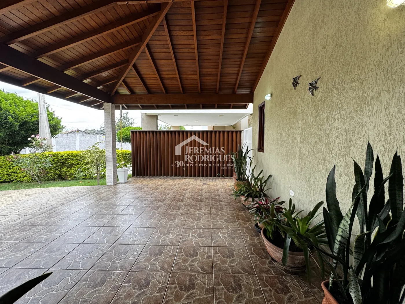 Casa assobradada à venda com 4 dormitórios no Condomínio Jardim das Hortênsias em Taubaté/SP.