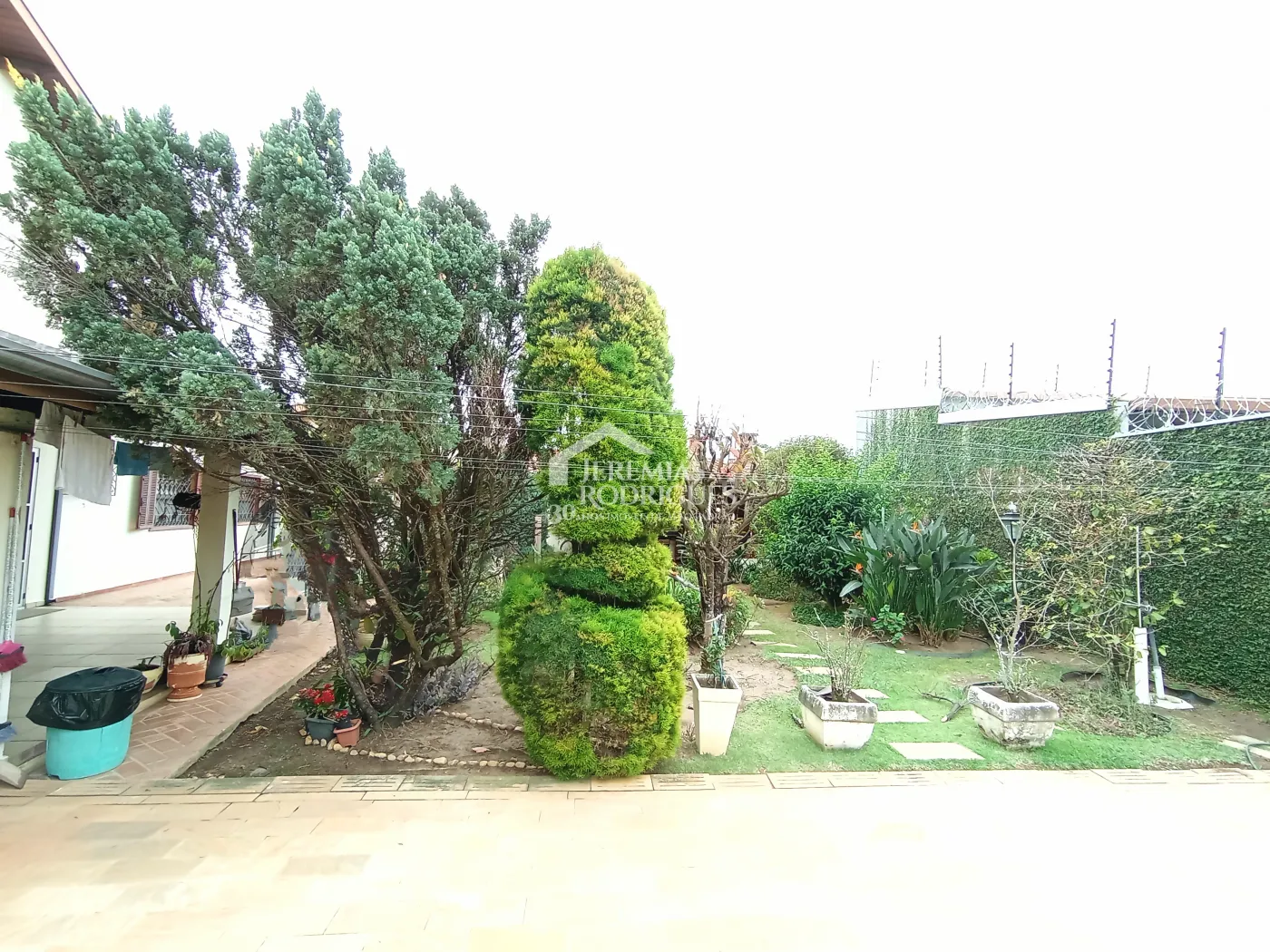 Casa para venda e locação com 3 suítes no bairro Parque das Flores em Taubaté/SP.