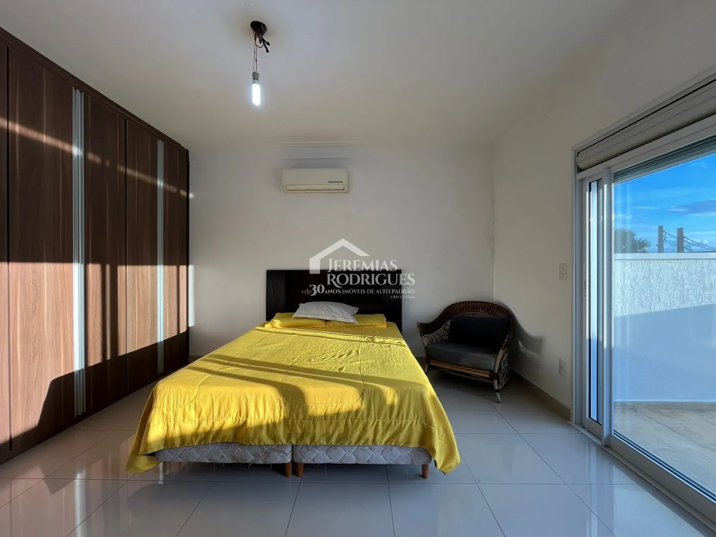 Casa assobradada à venda com 4 dormitórios no Condomínio Residencial Eldorado, em Tremembé/SP.