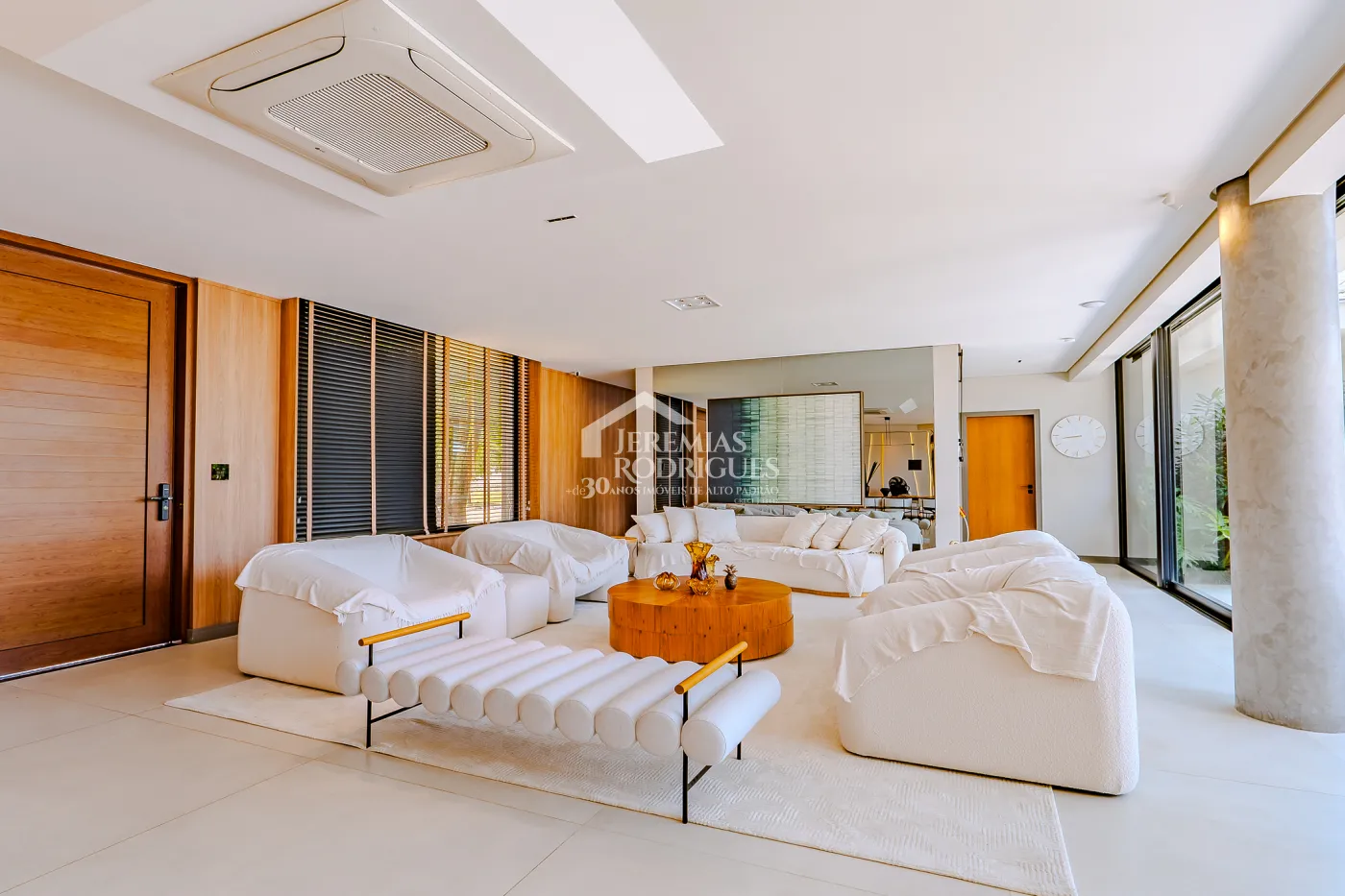 Casa à venda com 4 suítes no Condomínio Taubaté Village em Taubaté/SP.