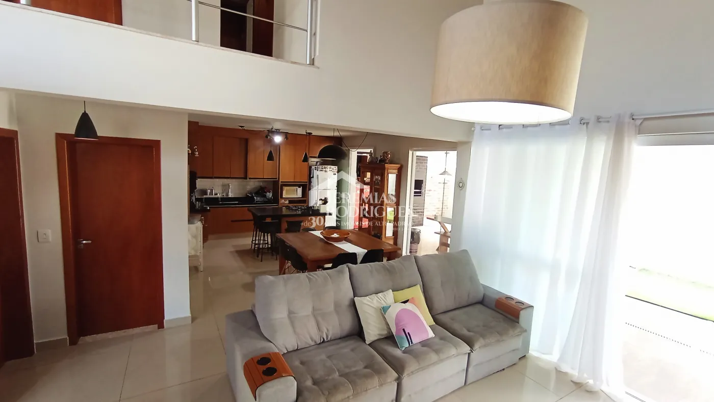 Casa à venda com 3 suítes no Condomínio Moema Ville em Pindamonhangaba/SP.
