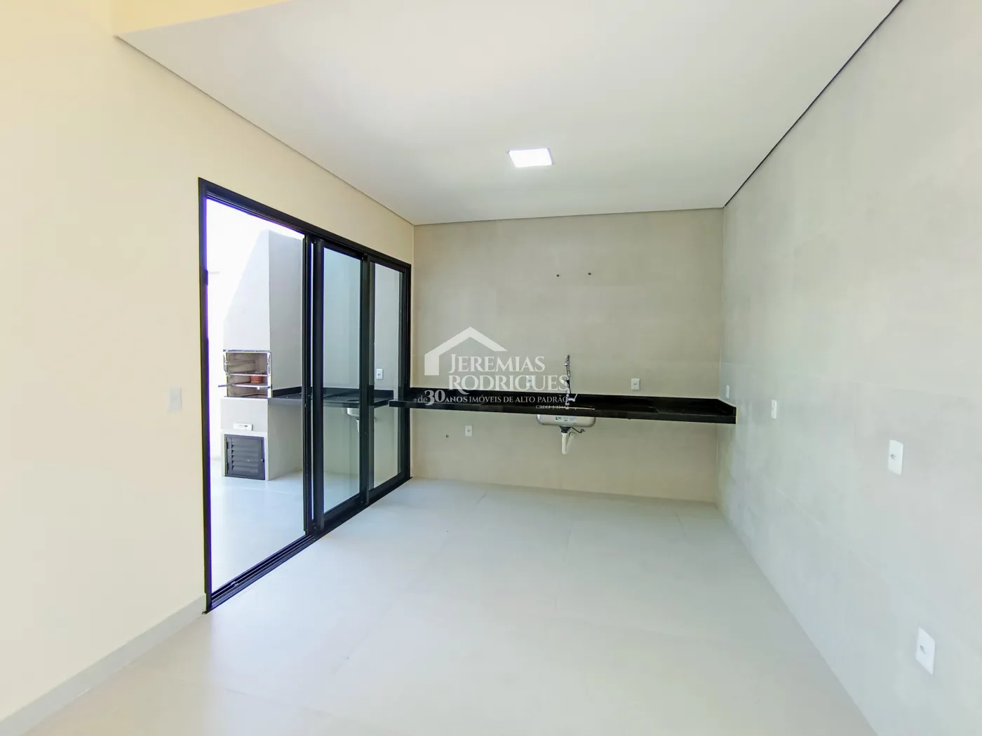 Casa para venda e locação com 3 dormitórios no Bosque da Imperatriz em Pindamonhangaba/SP.