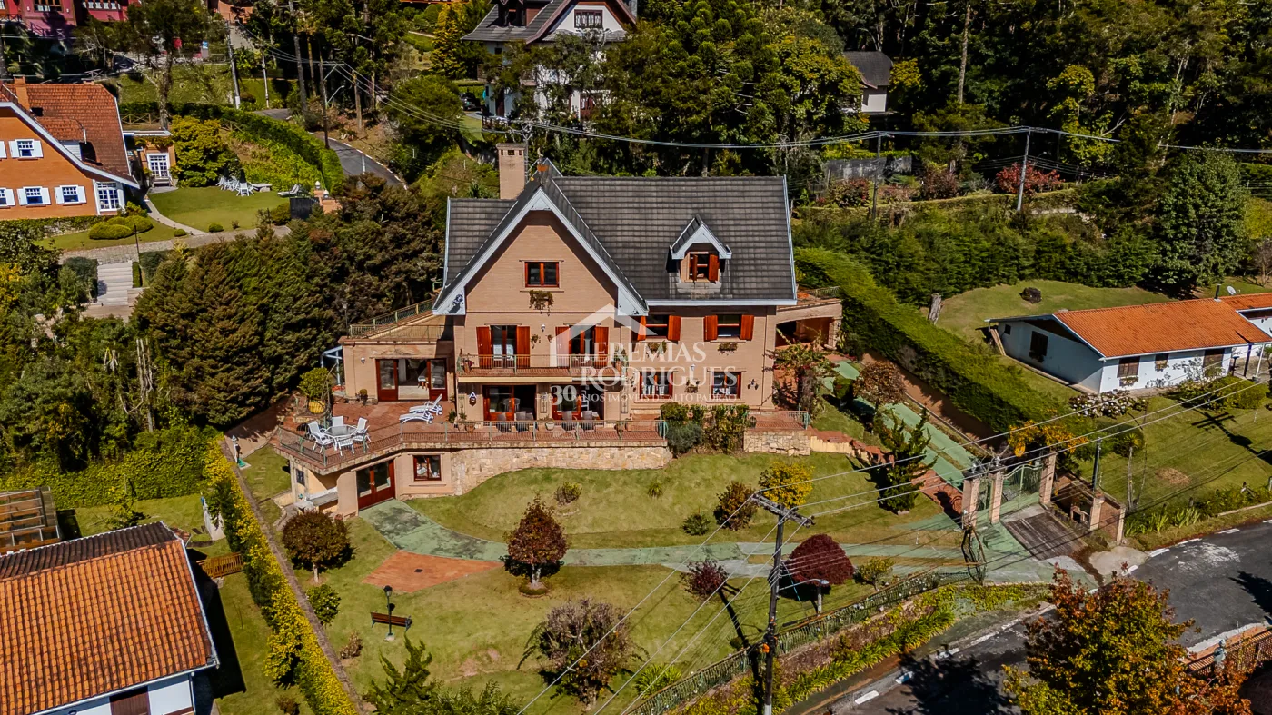 Casa para venda e locação com 5 suítes no Jardim Véu da Noiva em Campos do Jordão/SP