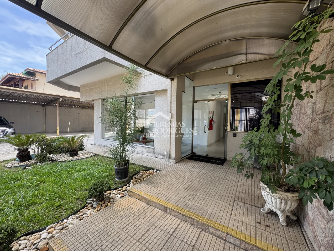 Apartamento à venda com 3 suítes, 276 m² no Edifício Vienna em Pindamonhangaba/SP.