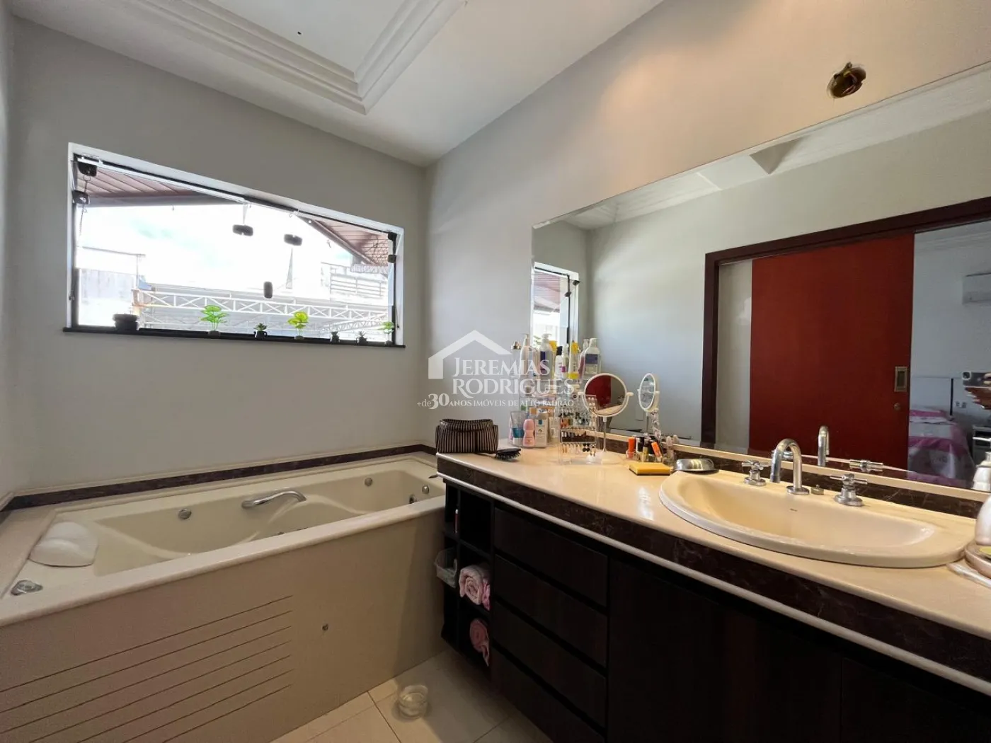 Casa à venda com 4 suítes no Condomínio Taubaté Village em Taubaté/SP.