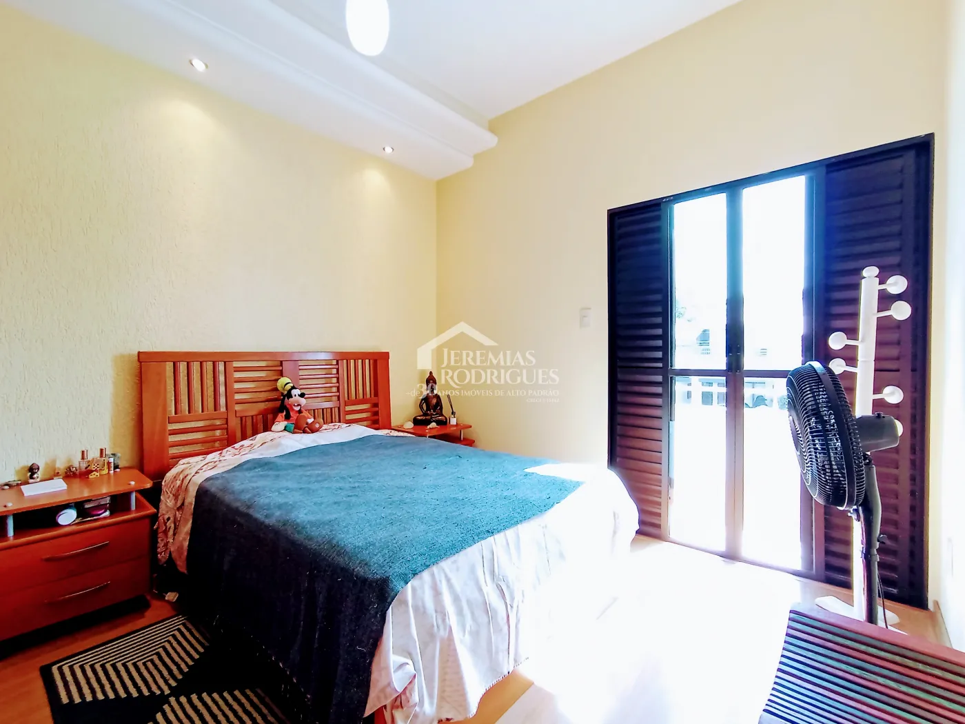 Casa assobradada à venda com 3 suítes no Condomínio Fortaleza em Taubaté/SP.