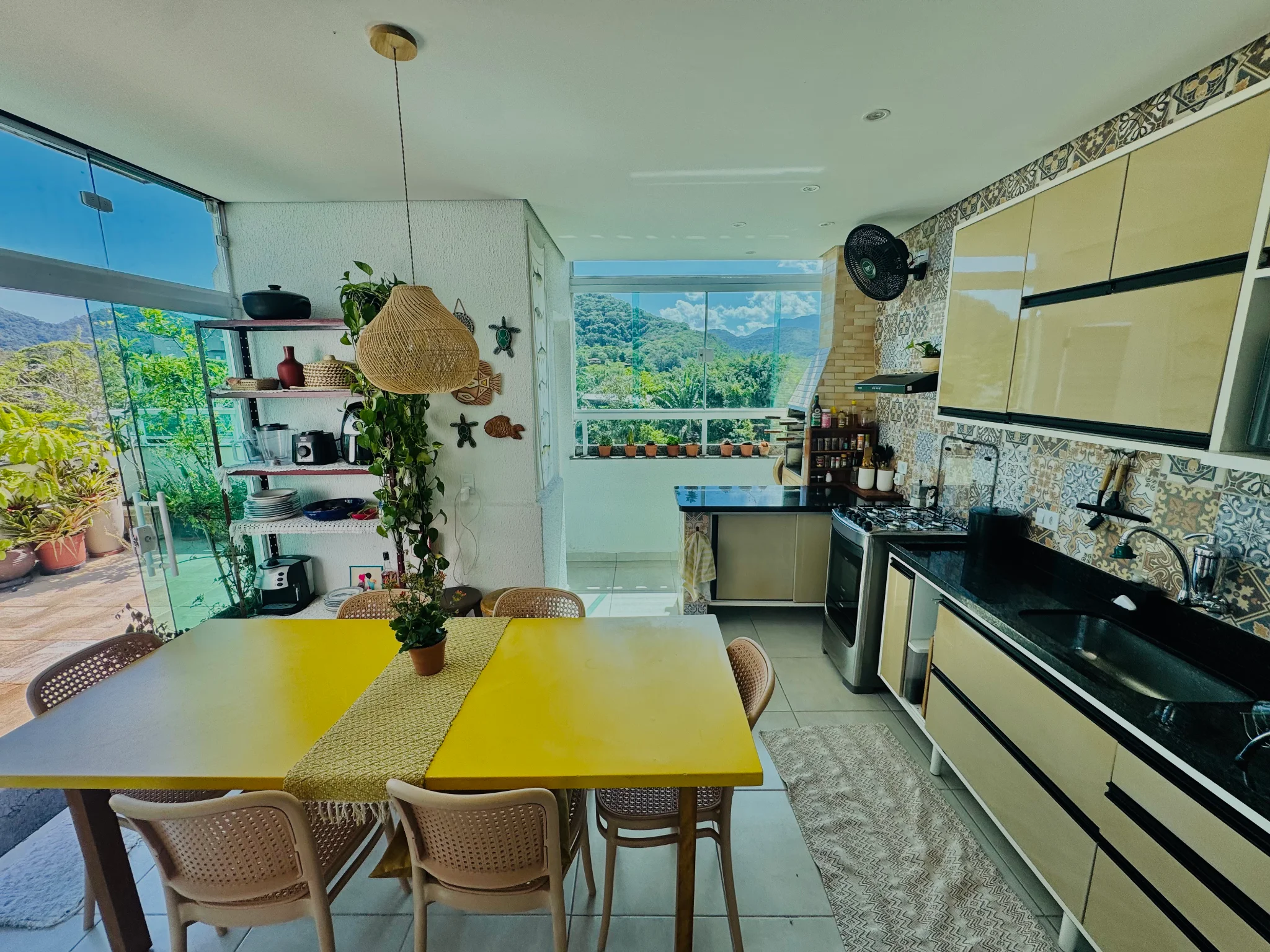 Apartamento à venda com 3 dormitórios no Condomínio Jardim das Palmeiras em Ubatuba/SP. 