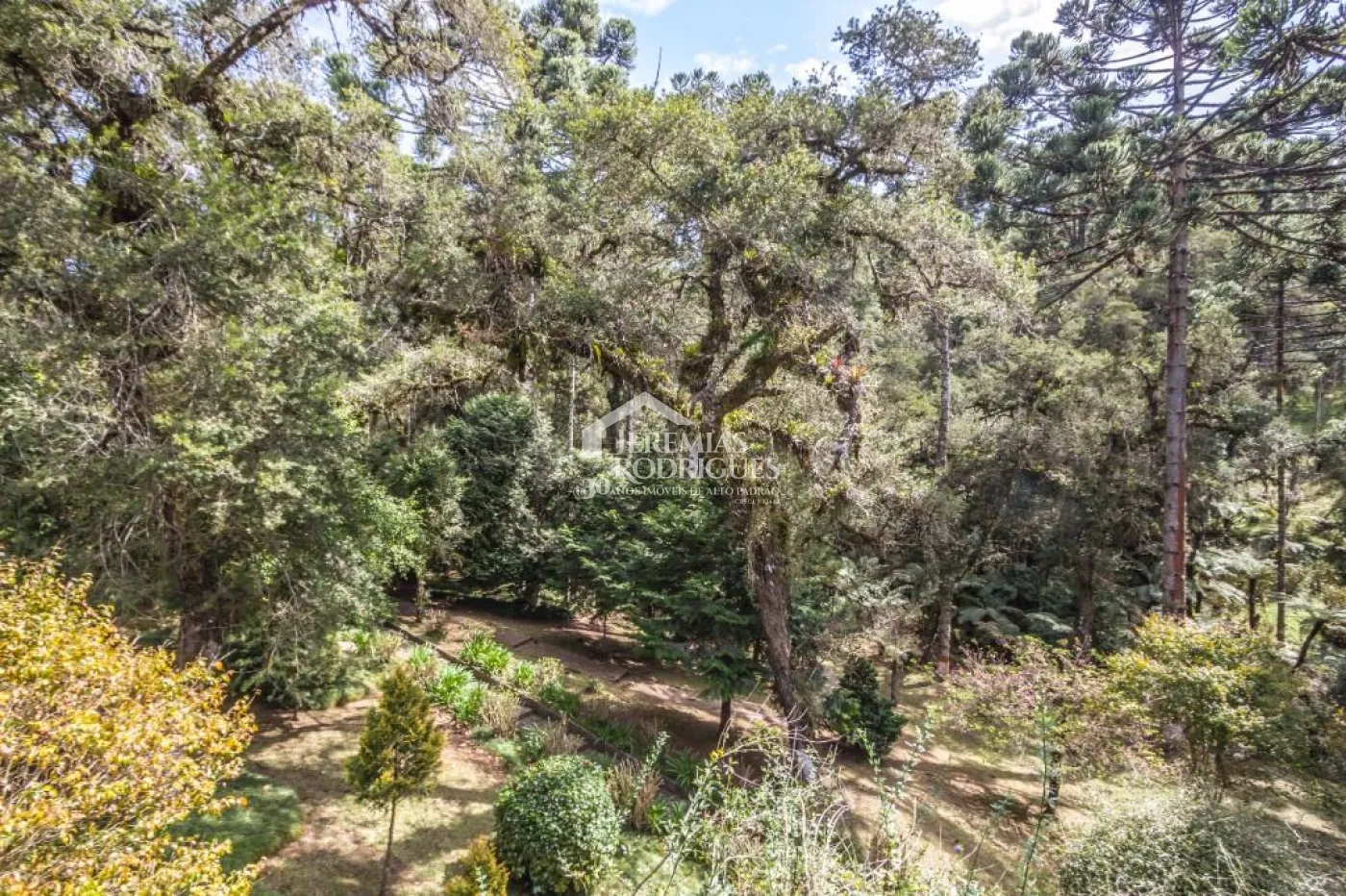 Casa à venda com 5 dormitórios no Jardim Embaixador em Campos do Jordão/SP