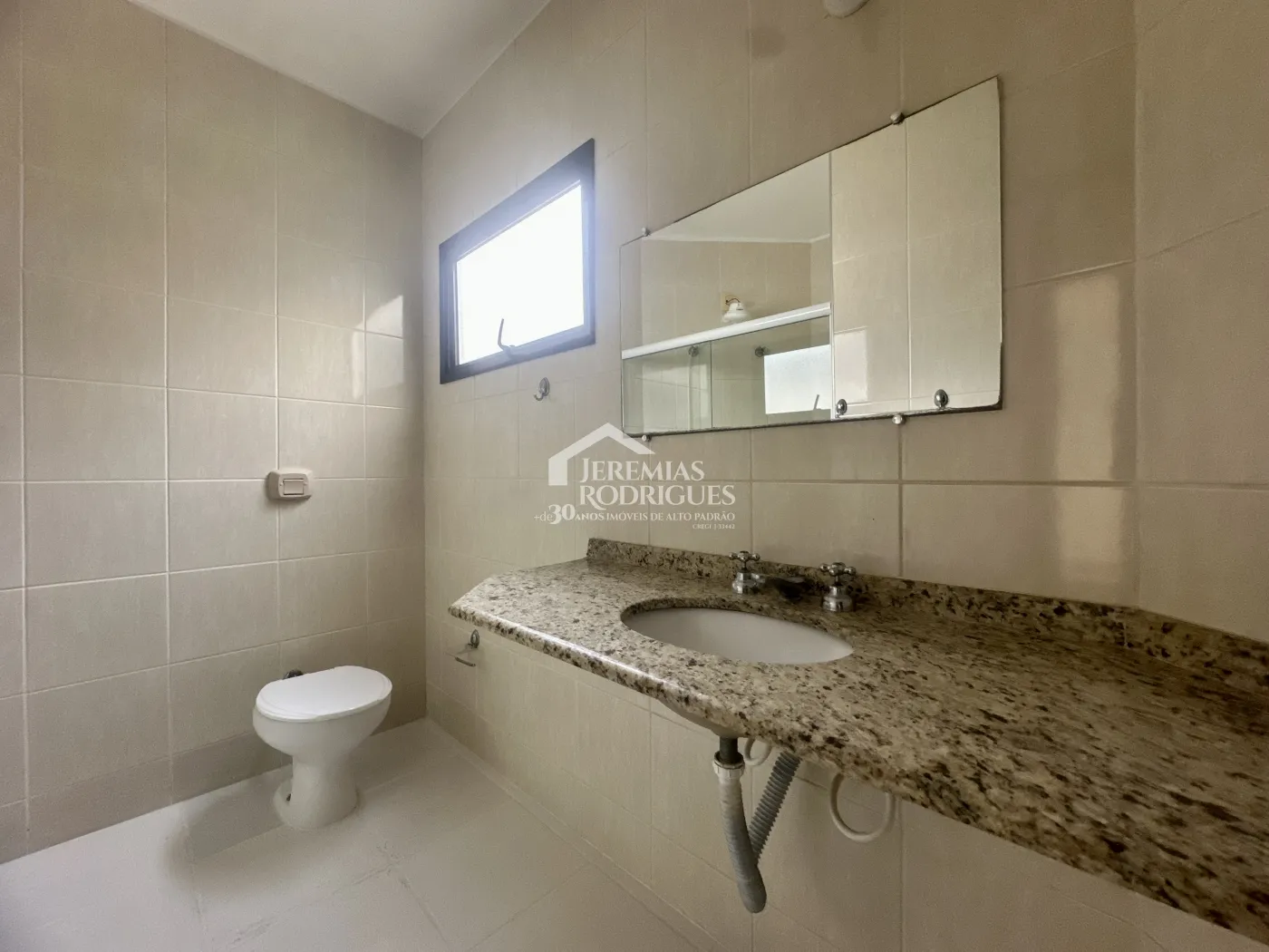 Casa para venda e locação com 4 dormitórios no Condomínio Alto dos Pinheiros em Taubaté/SP.