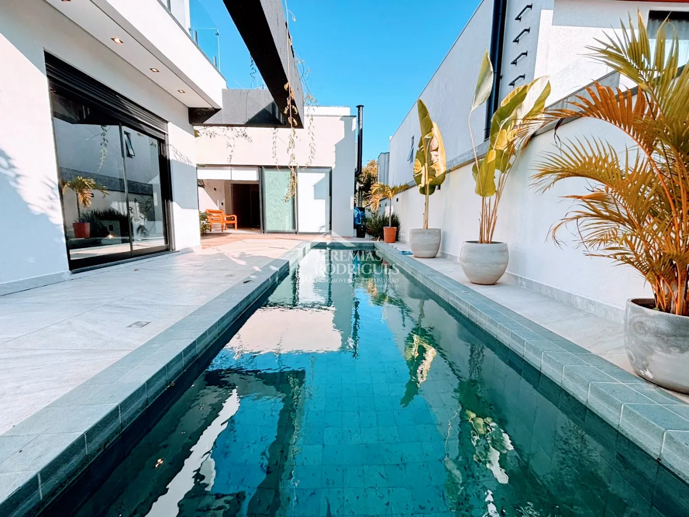 Casa à venda com 5 dormitórios no Condomínio Reserva dos Lagos em Pindamonhangaba/SP.