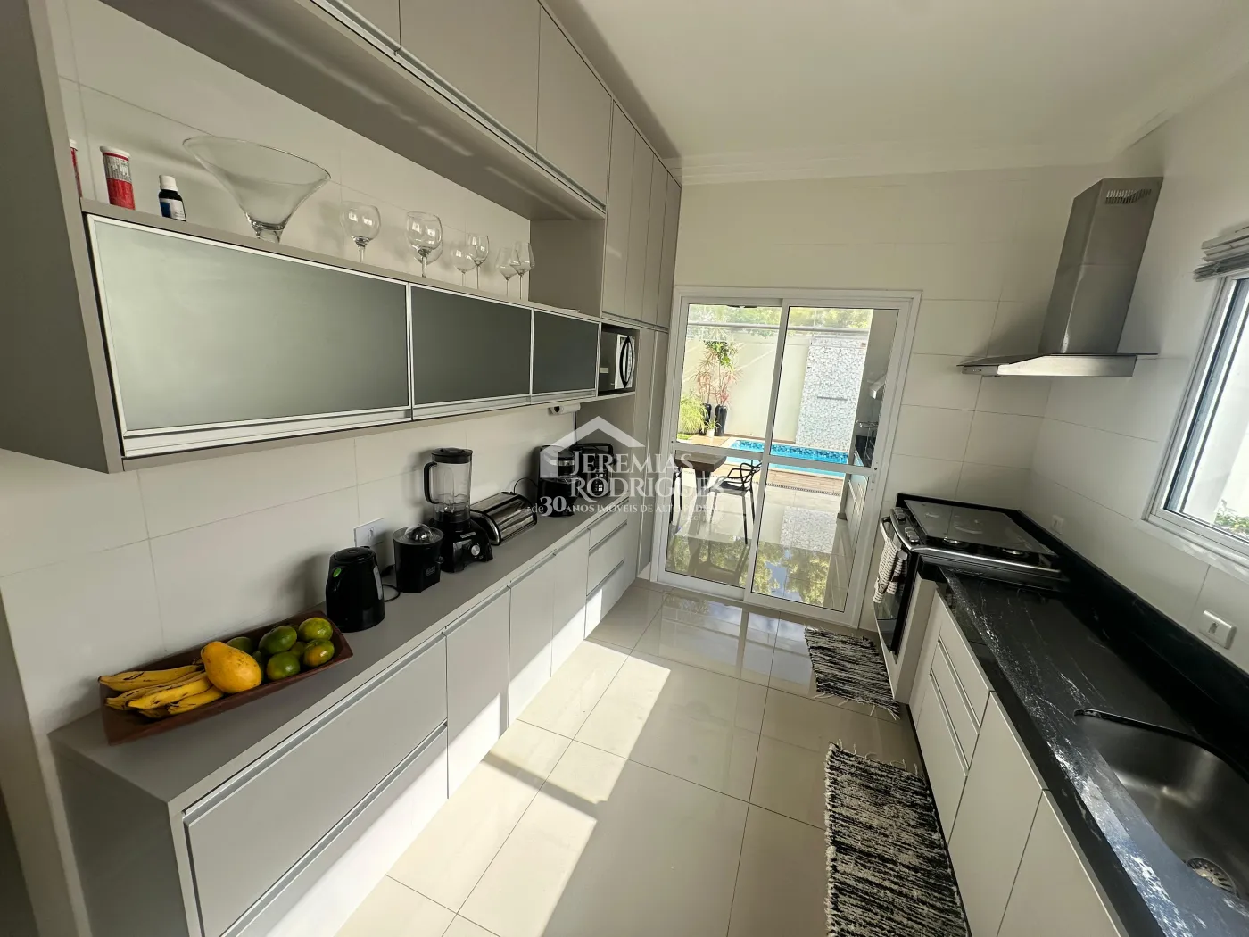 Casa mobiliada para locação com 3 suítes no Condomínio Real Ville em Pindamonhangaba/SP