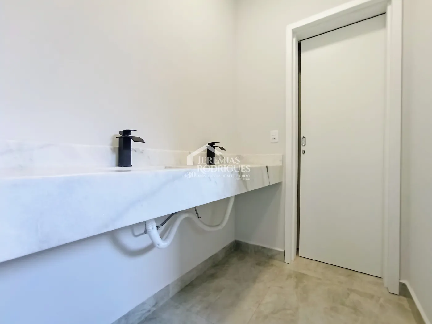 Casa à venda com 300 m² no Condomínio Ouro Ville em Taubaté/SP.