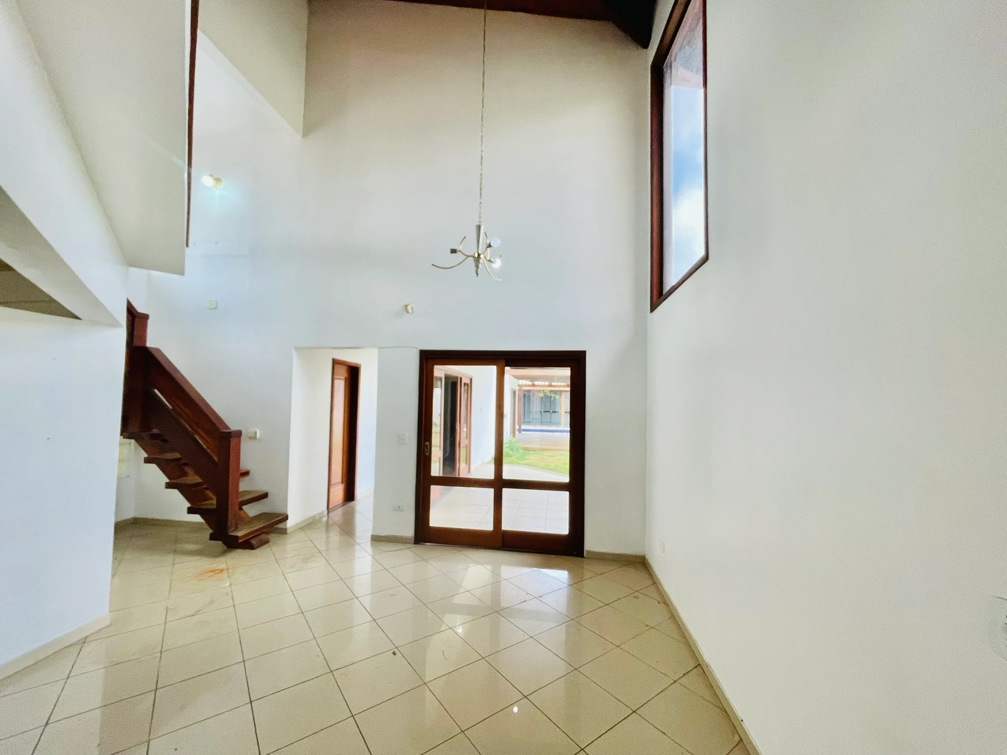 Casa para venda e locação no bairro Lessa em Pindamonhangaba/SP.