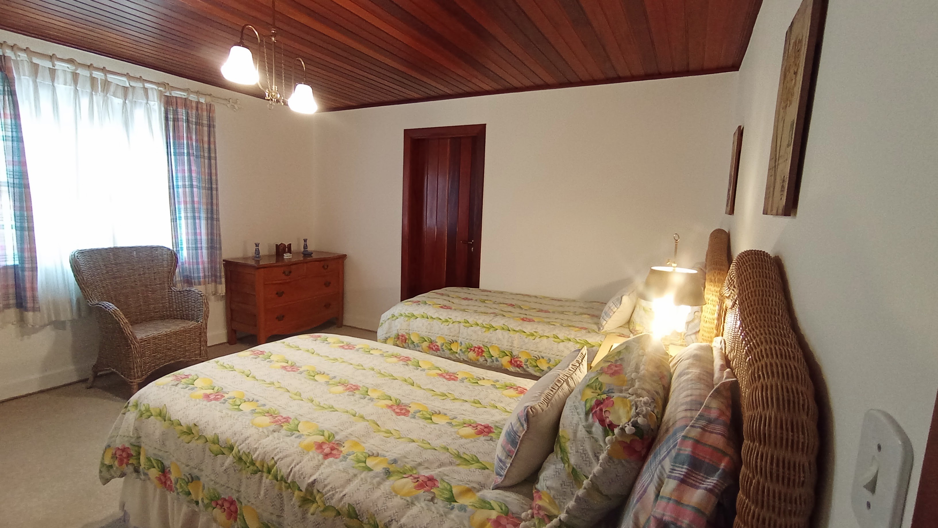 Casa à venda com 5 dormitórios no Capivari em Campos do Jordão/SP.