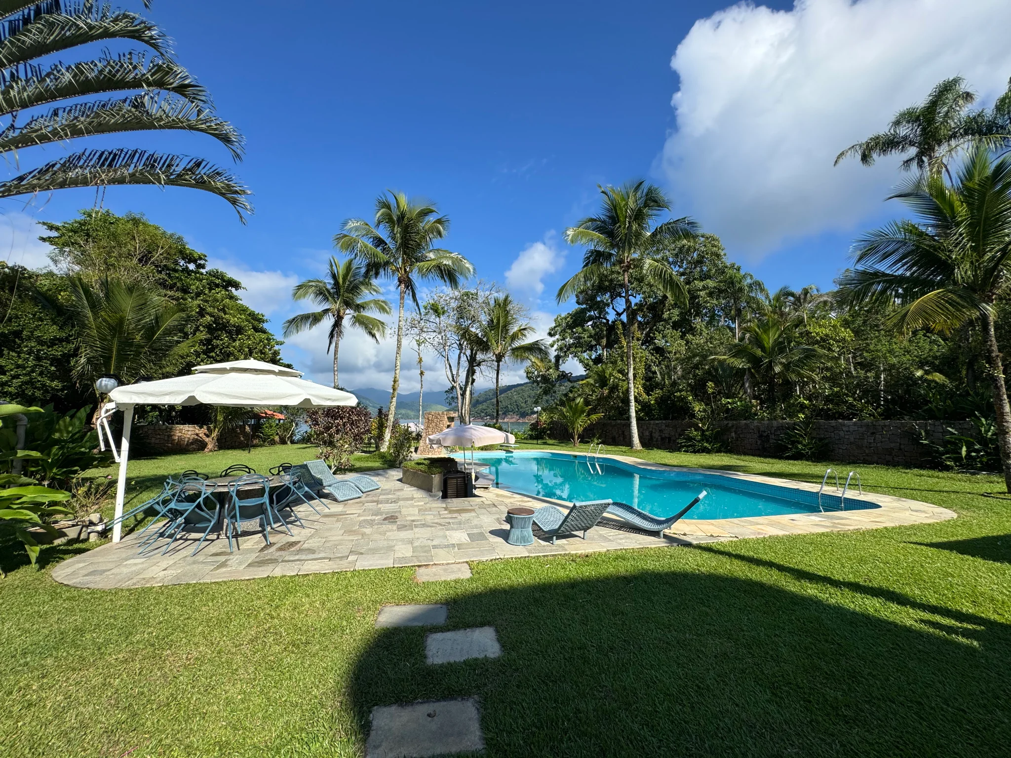 Casa á venda com 5 suítes, pé na areia no Condomínio Domingas Dias em Ubatuba/SP.