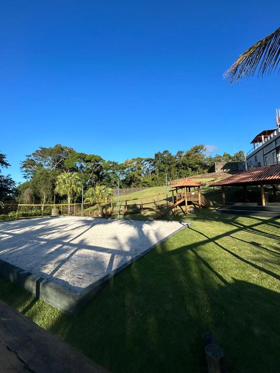 Casa á venda com 4 dormitórios no Condomínio Alto da Praia Vermelha em Ubatuba/SP.