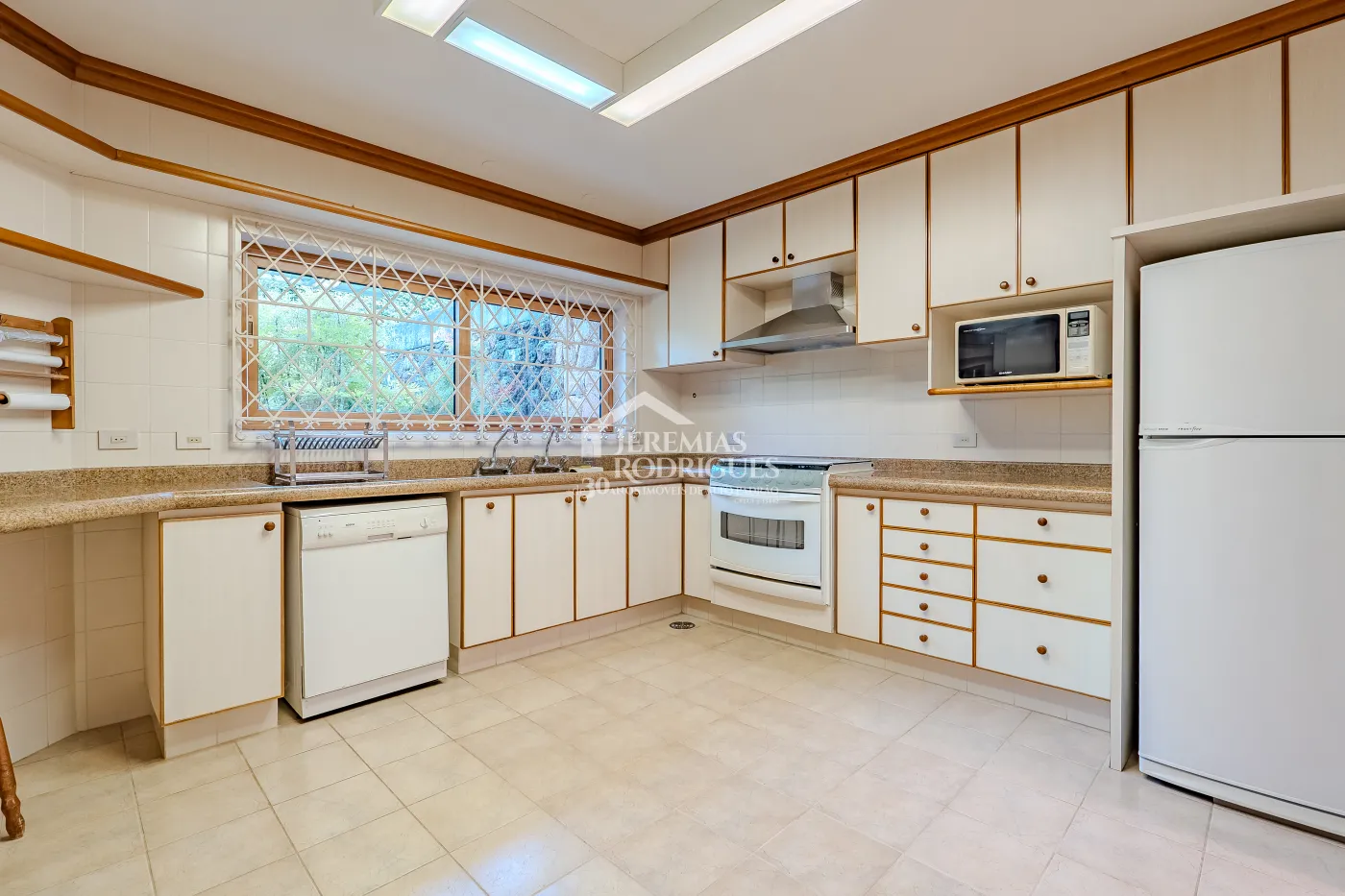 Casa com 4 suítes, 670 m² - Alto do Capivari - Campos do Jordão/SP.