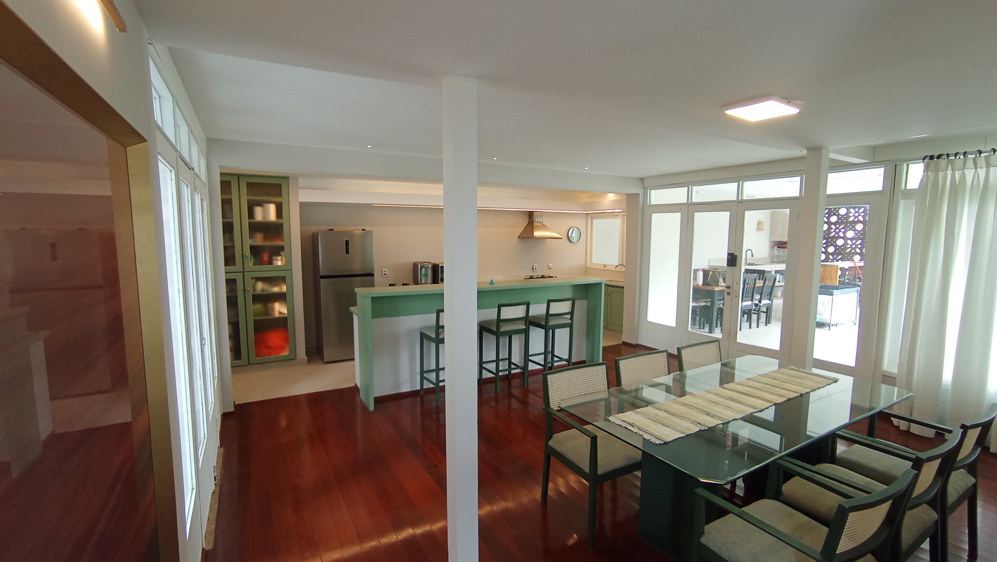 Casa à venda com 3 dormitórios no Condomínio Portal do Sol em Tremembé/SP.