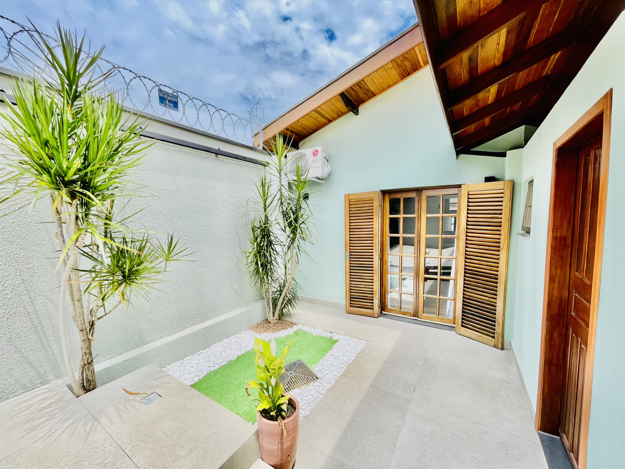 Casa à venda com 3 dormitórios no Condomínio Portal dos Ipês em Taubaté/SP.