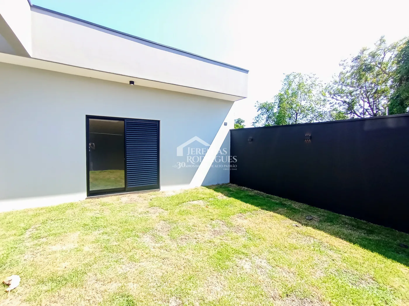 Casa à venda com 3 suítes no Condomínio Quinta das Palmeiras em Taubaté/SP.
