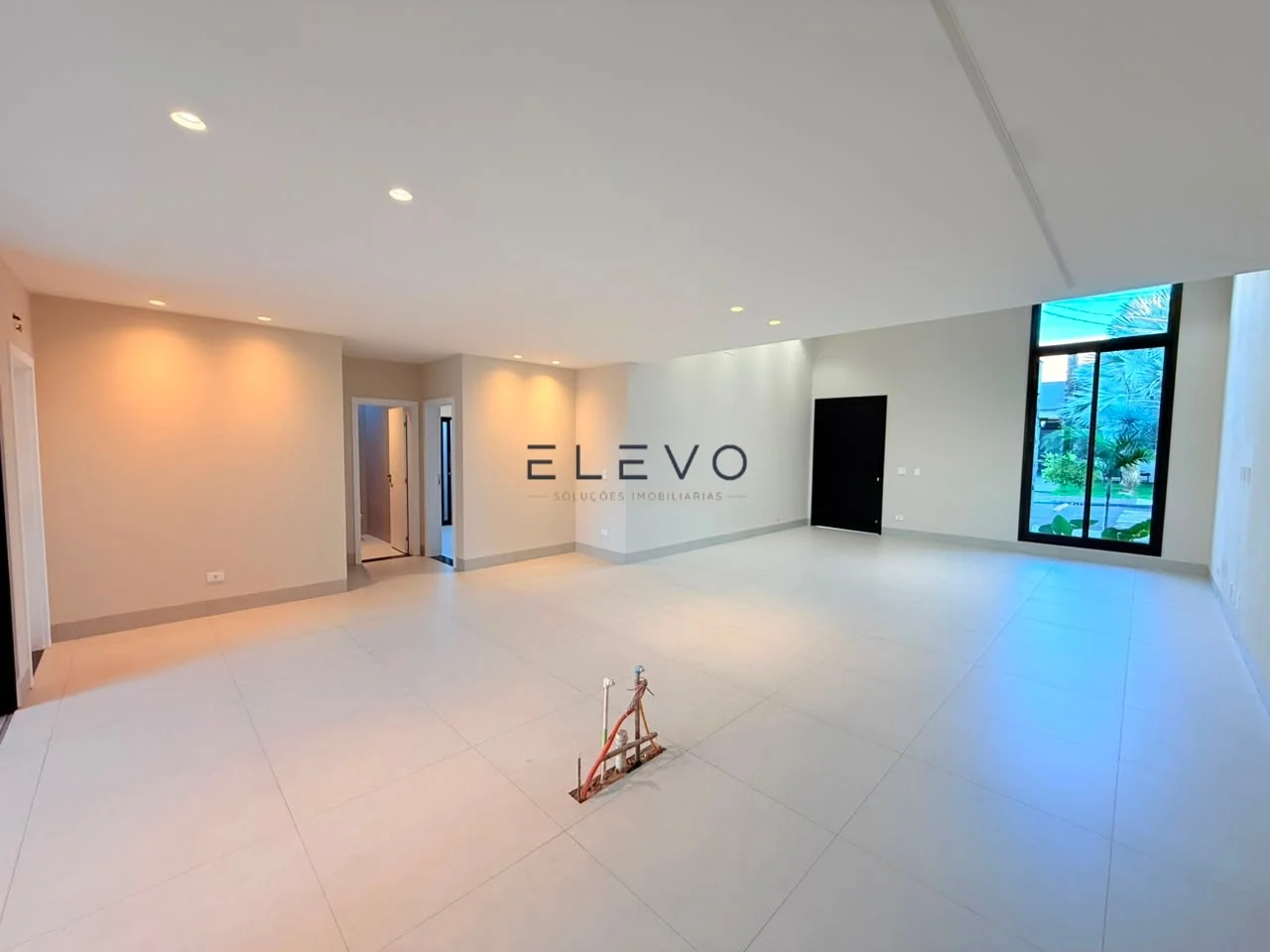 Casa Térrea à Venda no Condomínio Ouro Verde | 3 Suítes, Piscina e 237 m² em Sarandi-PR