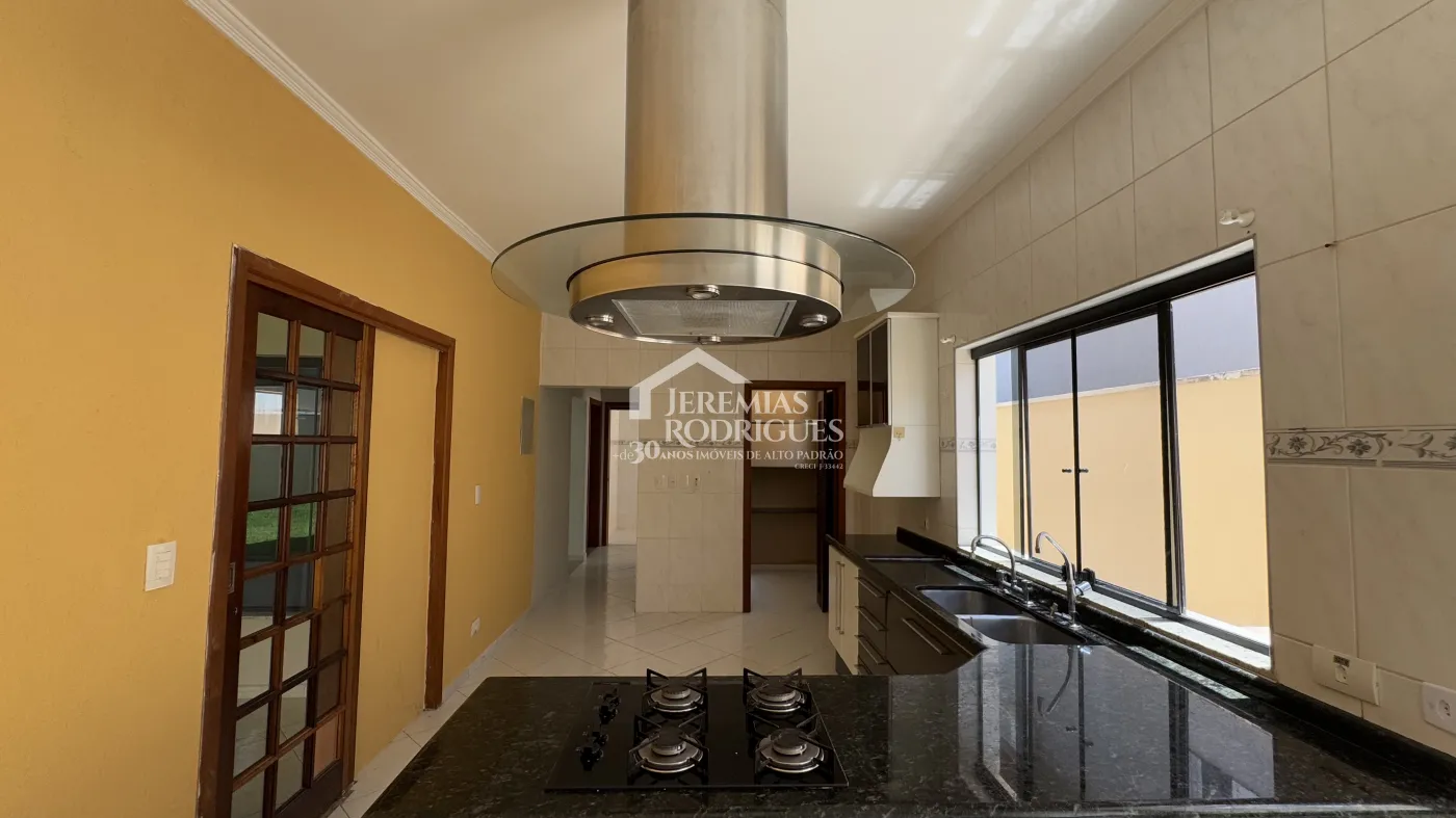 Casa para venda e locação com 4 dormitórios no Condomínio Real Ville I em Pindamonhangaba/SP.