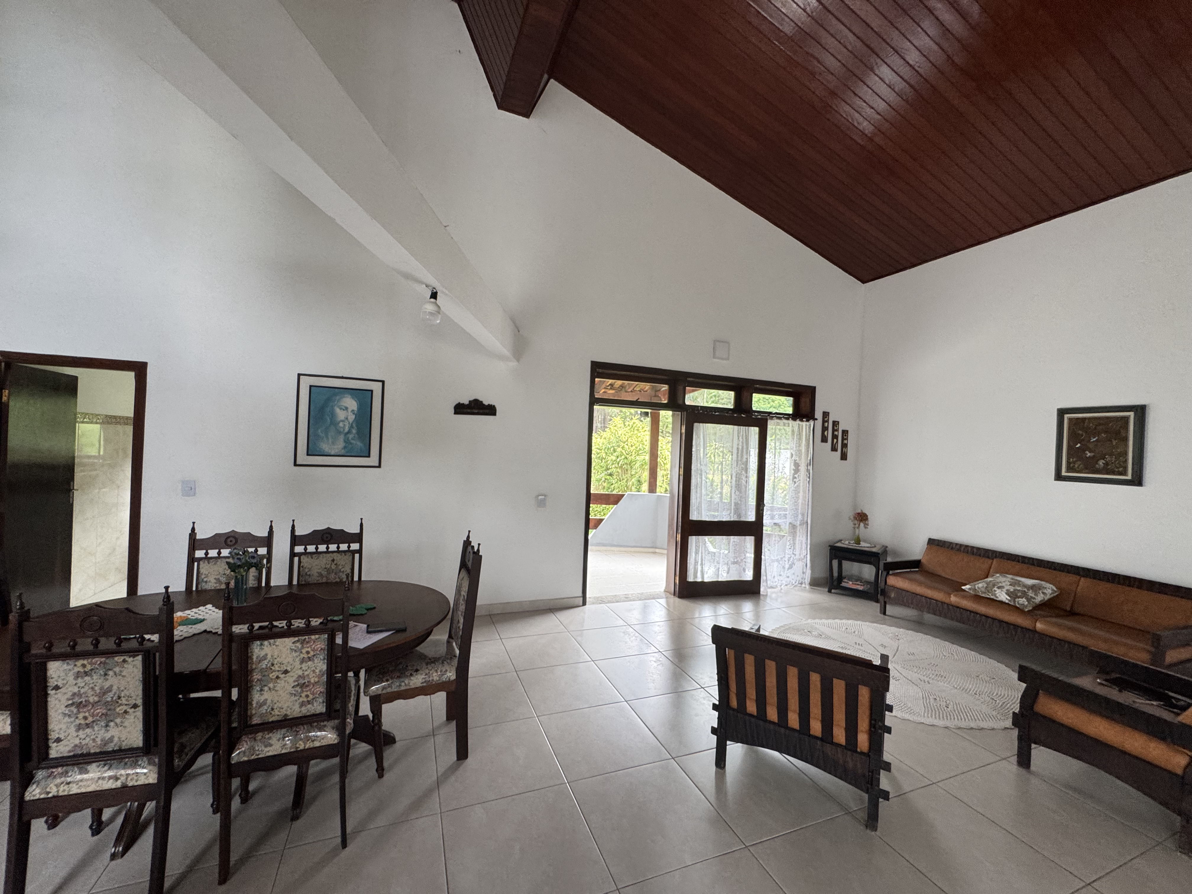 Casa à venda com 3 dormitórios no Condomínio Village Paineiras em Pindamonhangaba/SP.