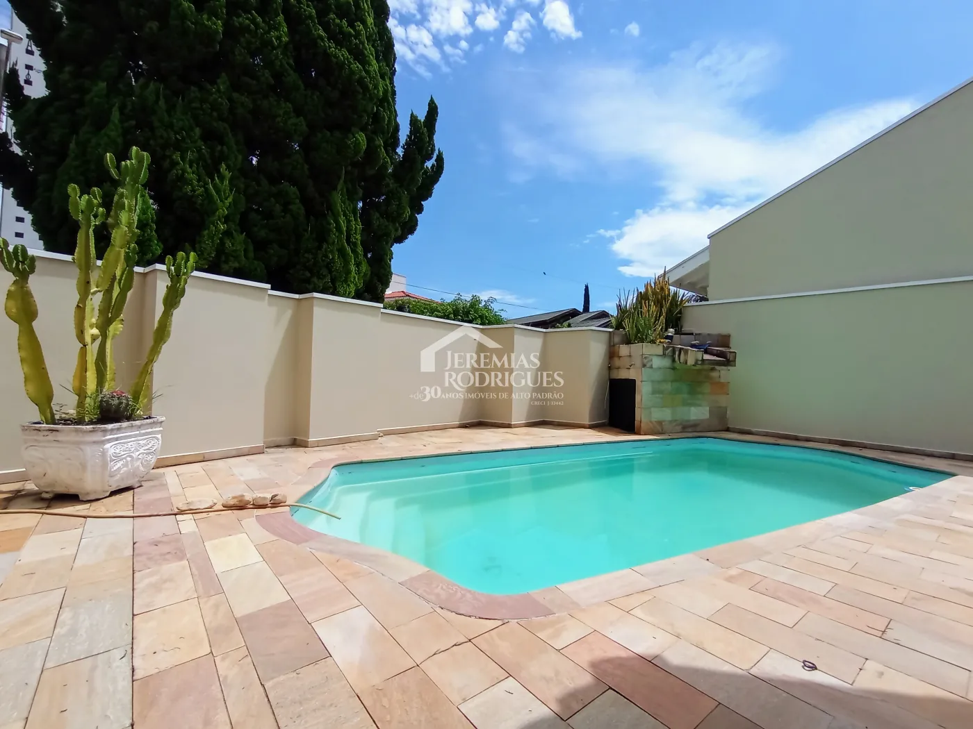 Casa para locação com 4 dormitórios no Condomínio Taubaté Village em Taubaté/SP.