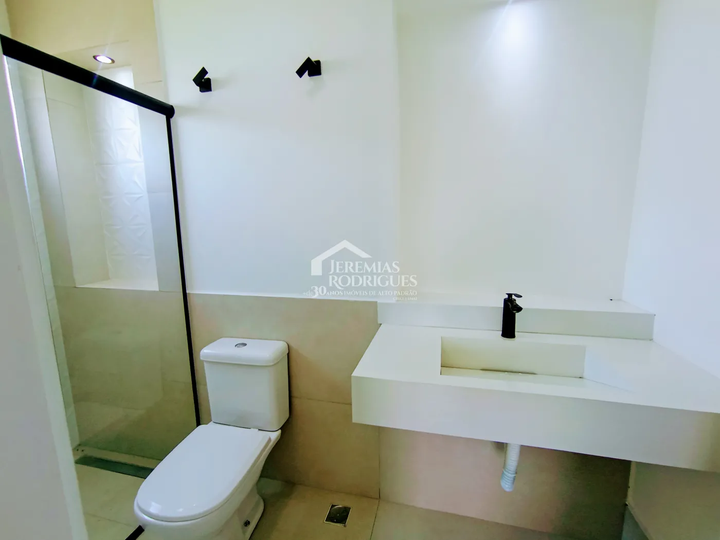 Casa assobradada à venda com 3 suítes no Condomínio Cyrela Landscape em Taubaté/SP.