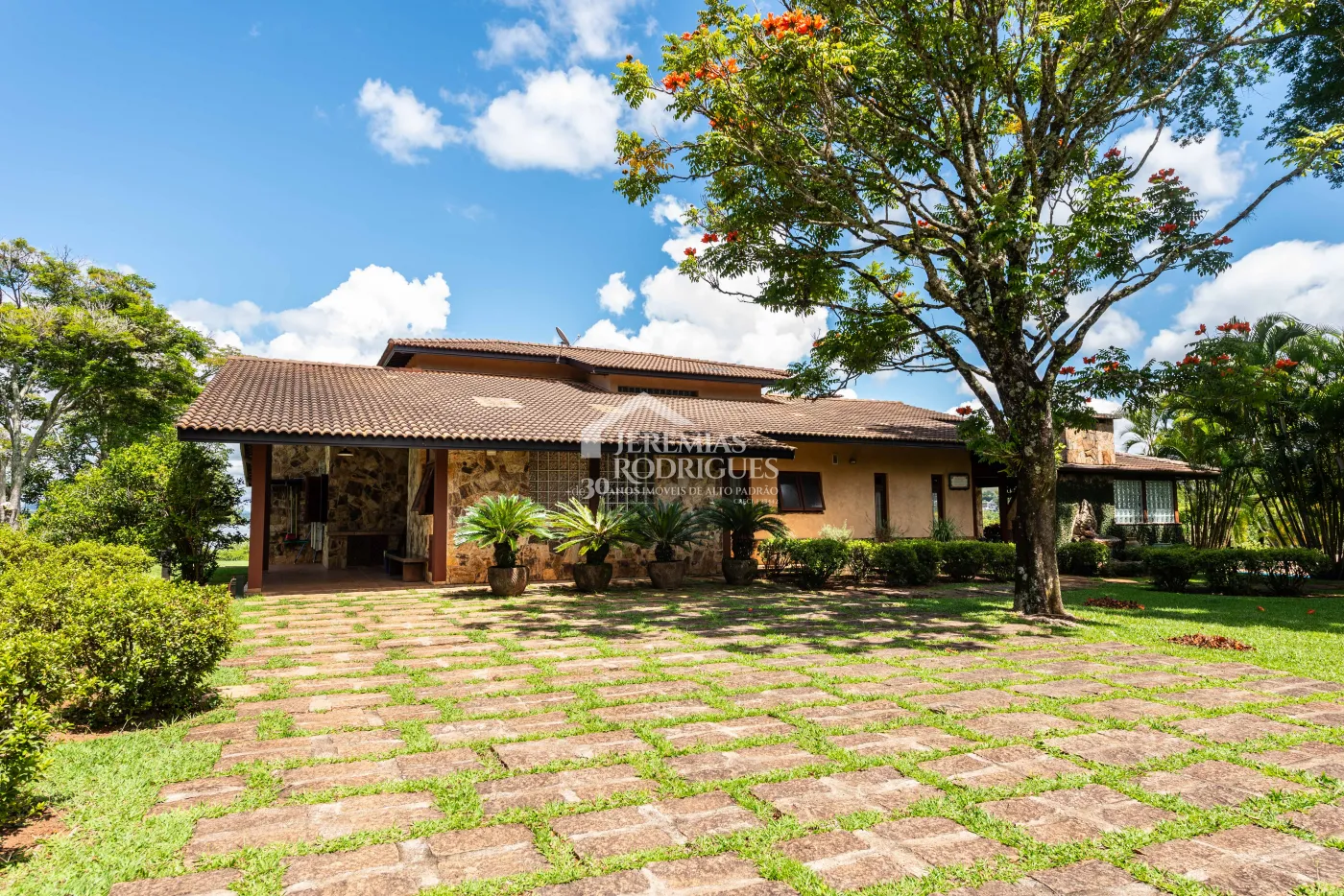 Sitio com 9 suítes, 2.600 m² - Piracaia/SP.