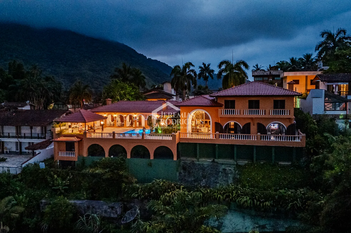 Mansão à venda com 7suítes no Condomínio Santa Rita em Ubatuba/SP.
