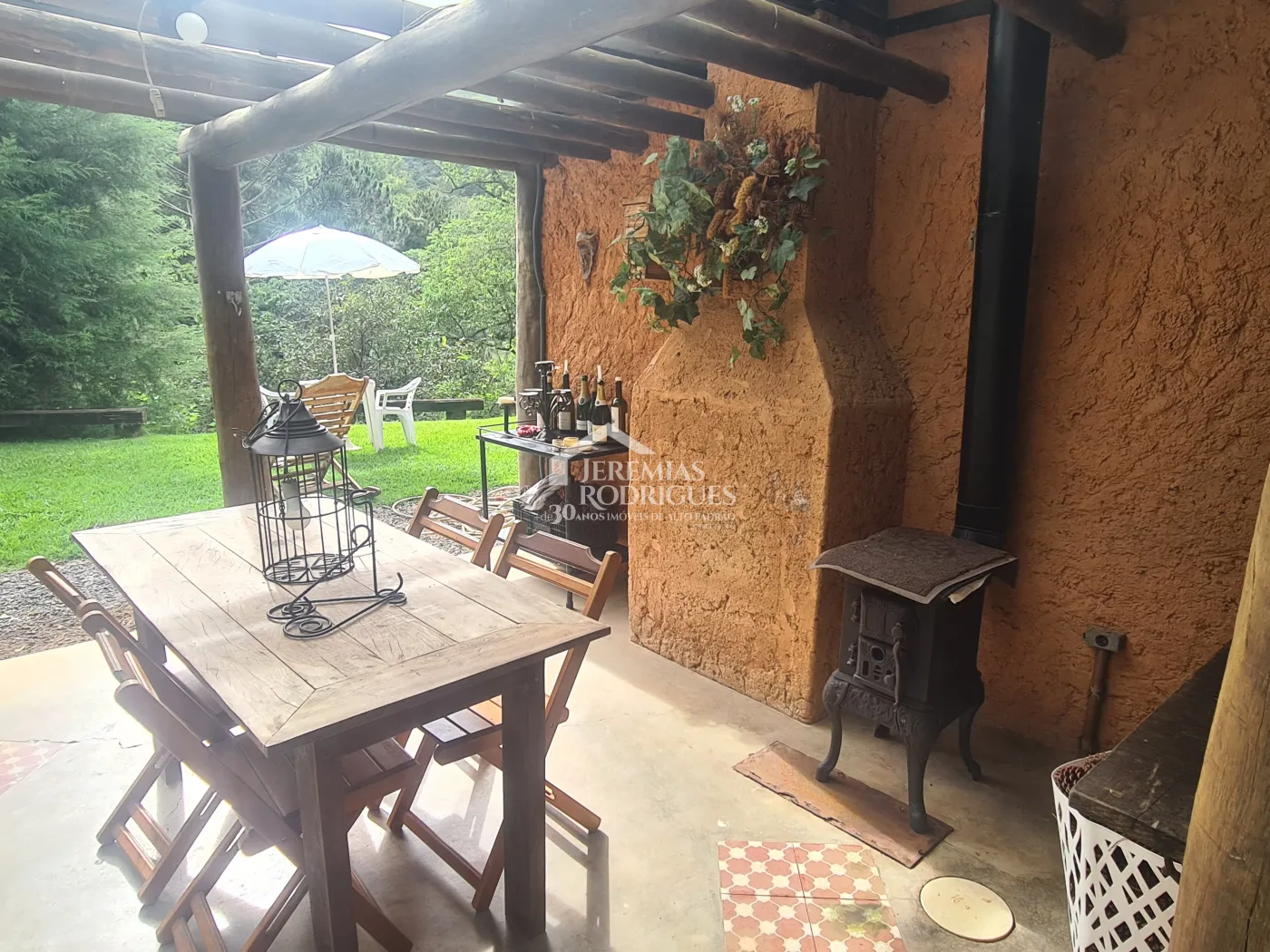 Chácara à venda com 400 m² no bairro Santa Cruz em Santo Antônio do Pinhal/SP.