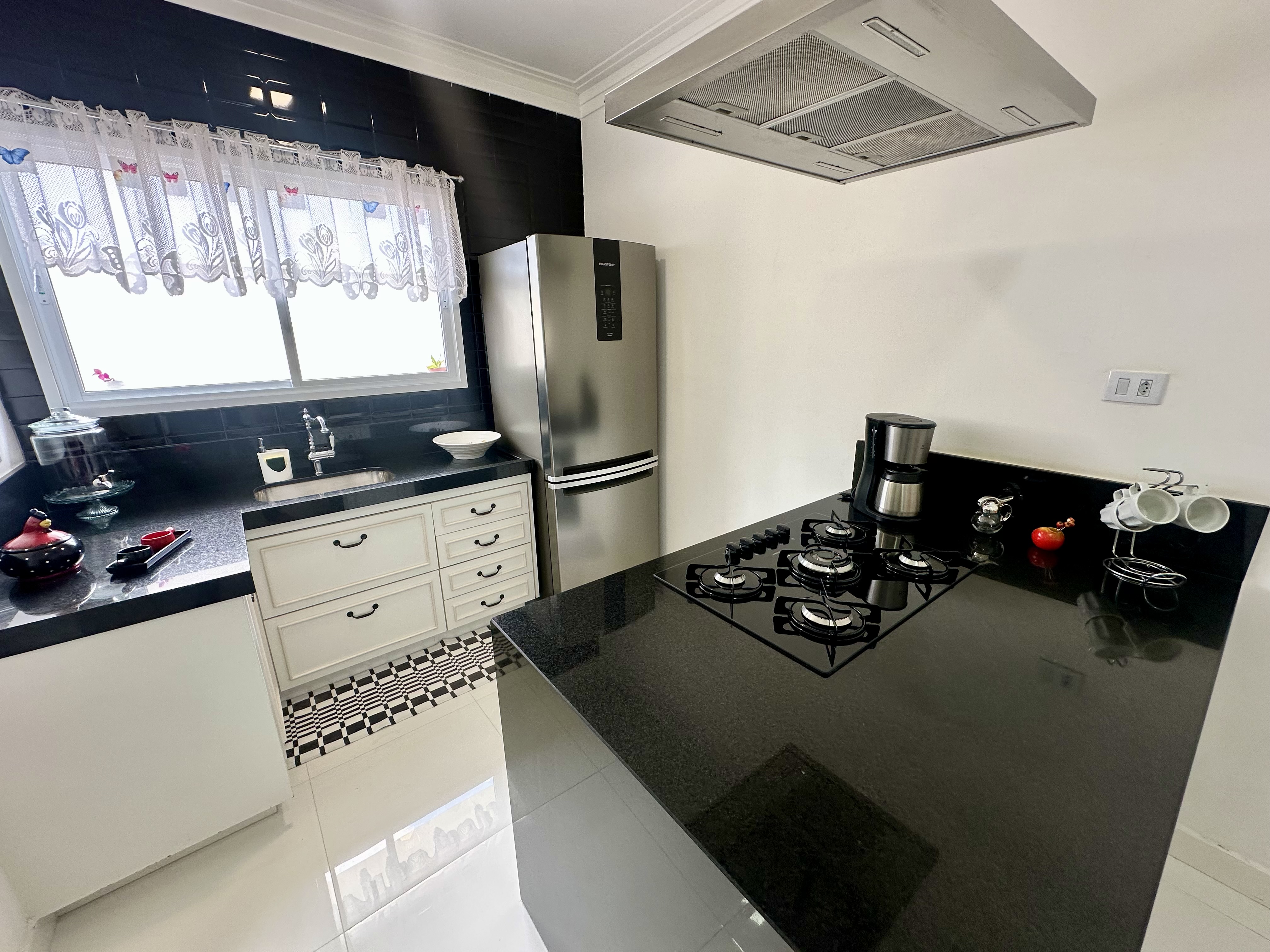 Casa para venda e locação com 3 suítes no Condomínio Reserva dos Lagos em Pindamonhangaba/SP.