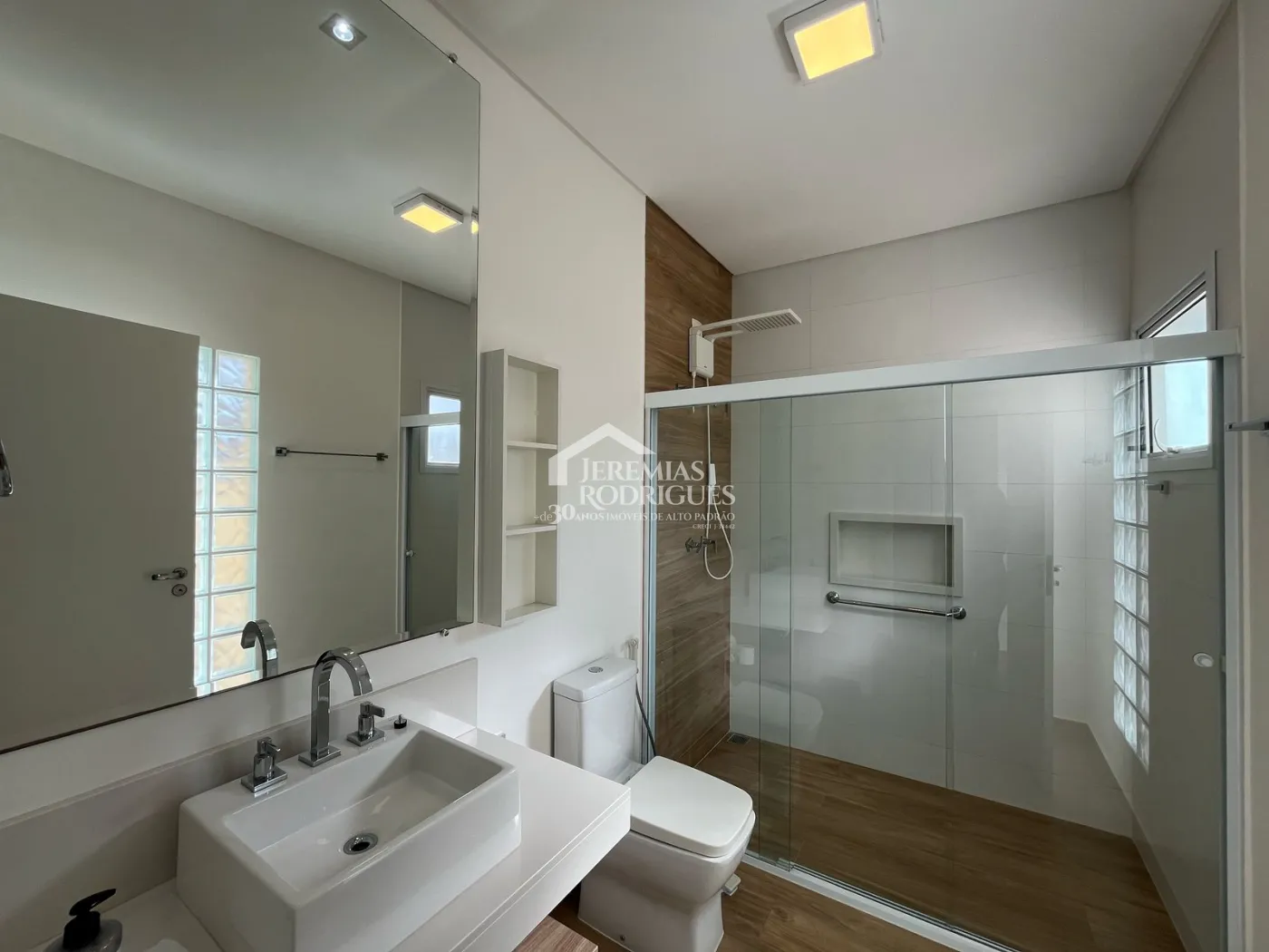 Casa à venda com 4 suítes no Condomínio Taubaté Village em Taubaté/SP.