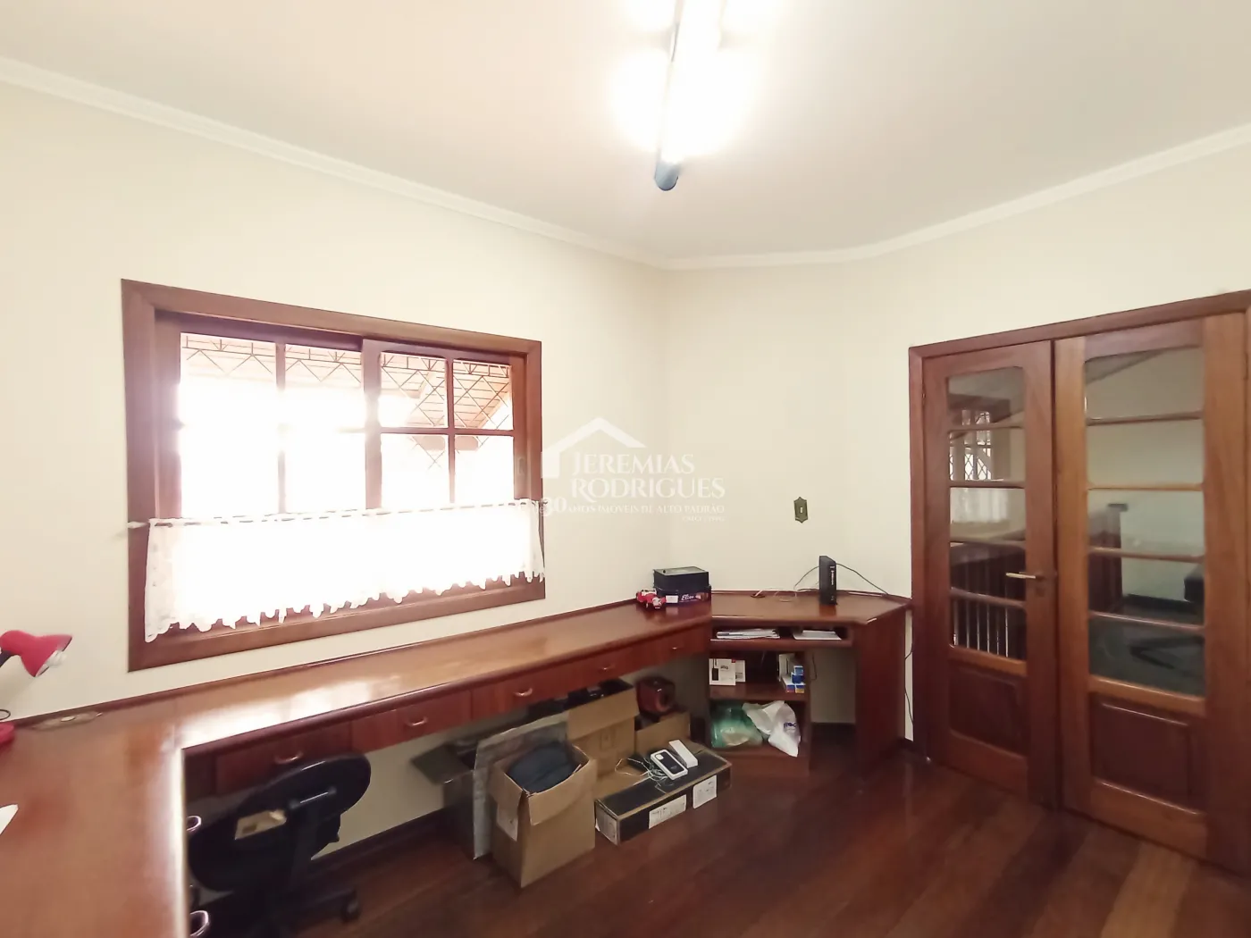 Casa para venda e locação com 3 suítes no bairro Parque das Flores em Taubaté/SP.