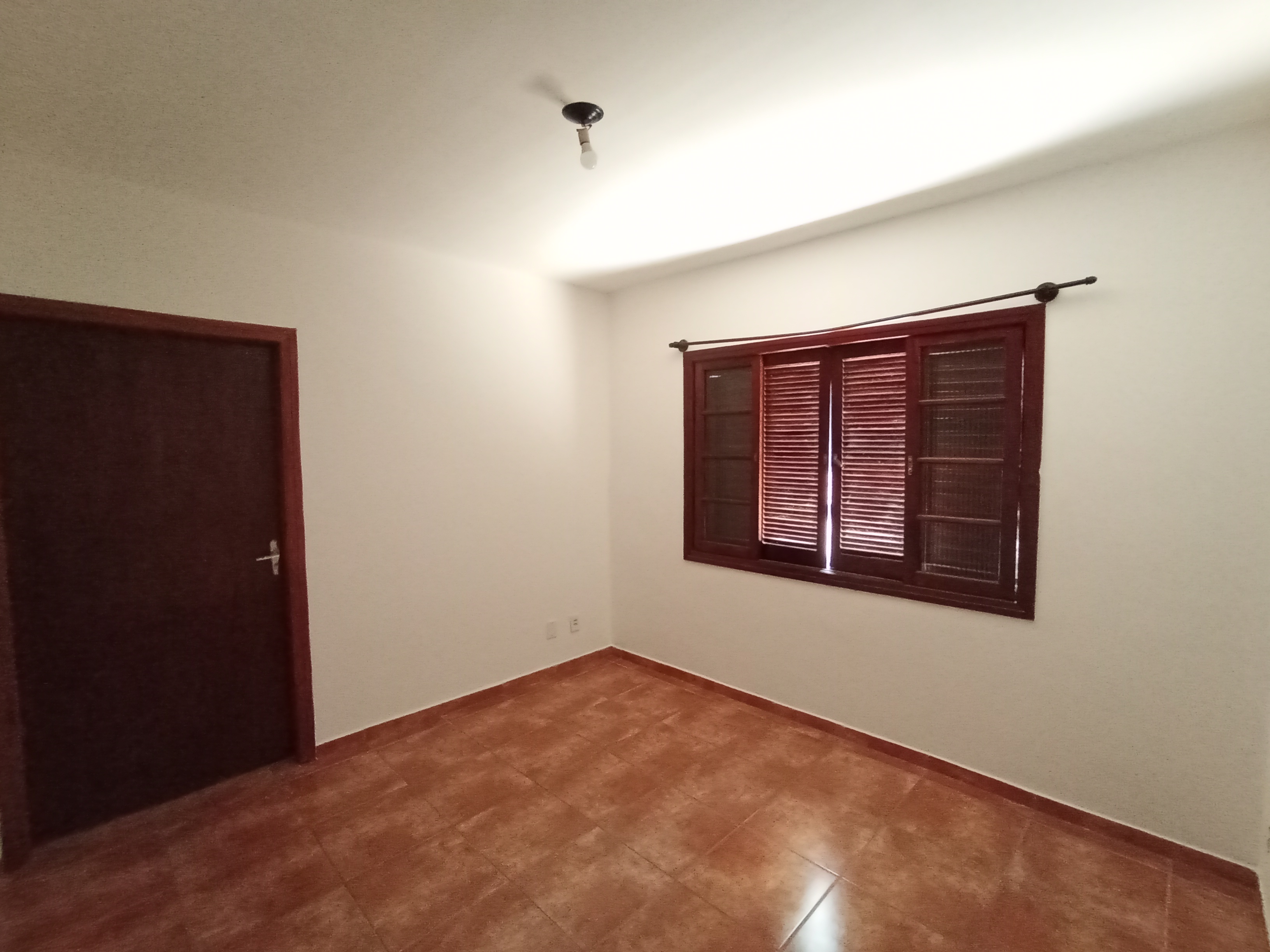 Chácara para venda e locação com 3 dormitórios no bairro Santana em Pindamonhangaba/SP.