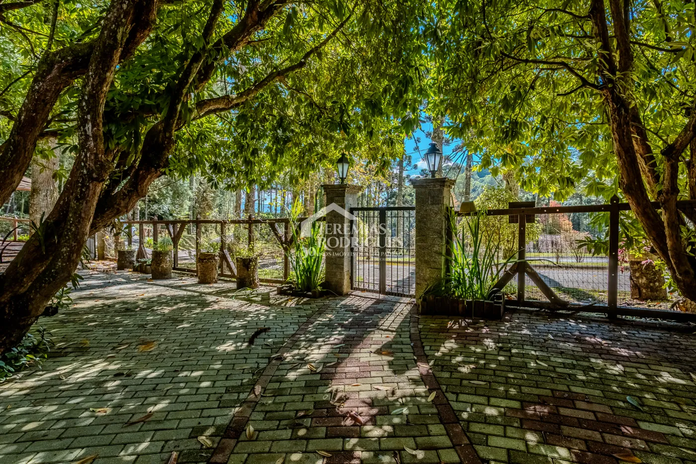 Casa à venda com 3 suítes no Condomínio Reserva Figueiredo em Campos do Jordão/SP.