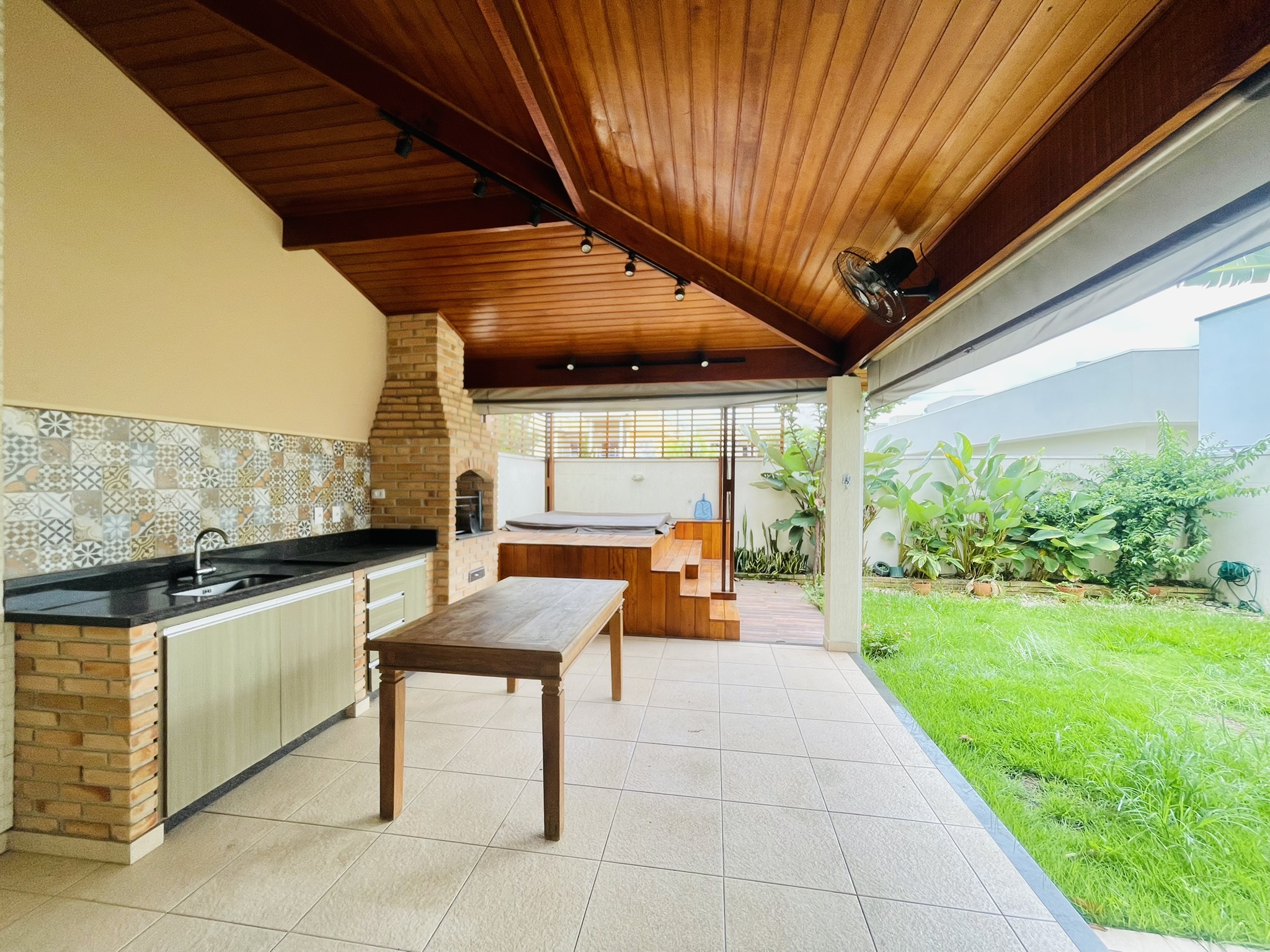 Casa para locação com 4 dormitórios no Condomínio Campos do Conde II em Tremembé/SP.