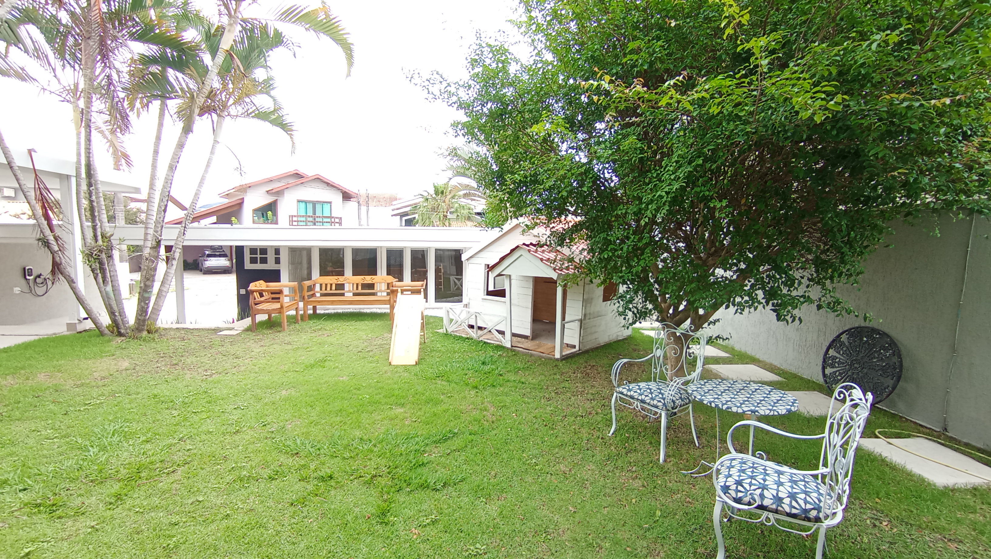 Casa à venda com 3 dormitórios no Condomínio Portal do Sol em Tremembé/SP.