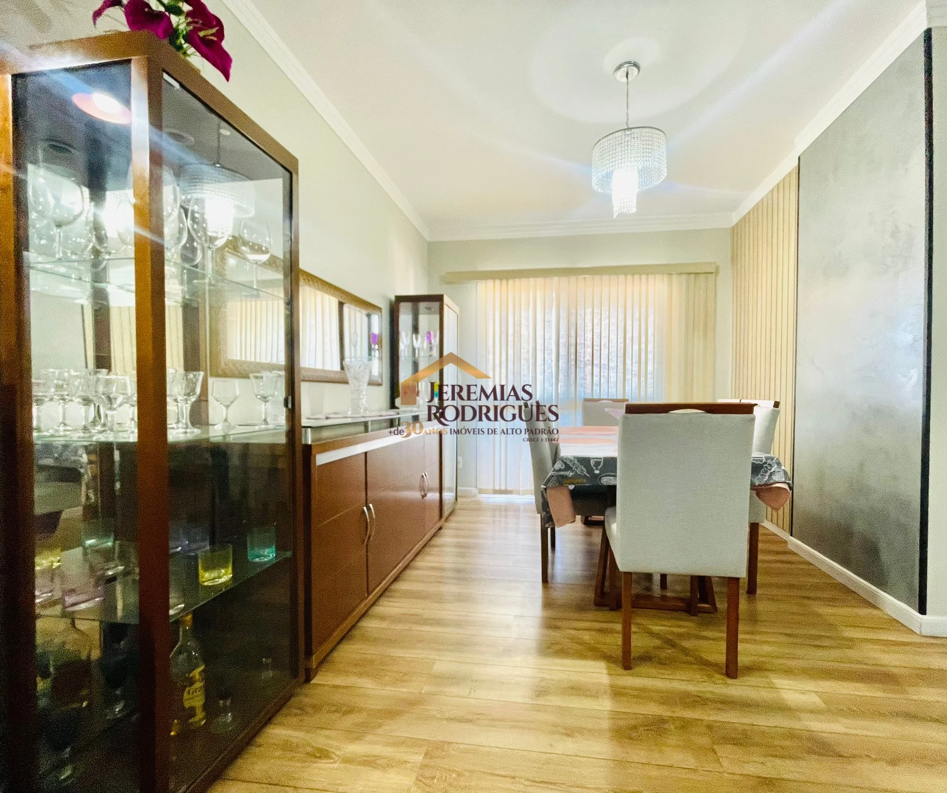 Apartamento à venda no Edifício Maison em Taubaté/ SP.