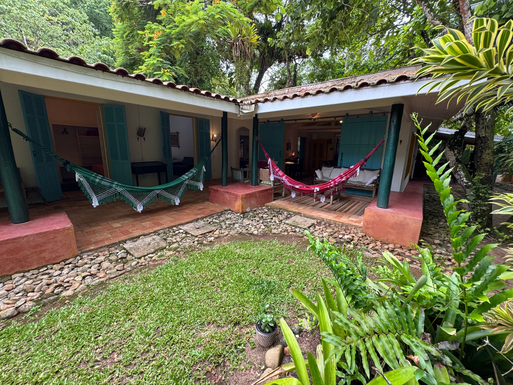 Casa à venda com 5 dormitórios na Praia Vermelha do Centro em Ubatuba/SP. 