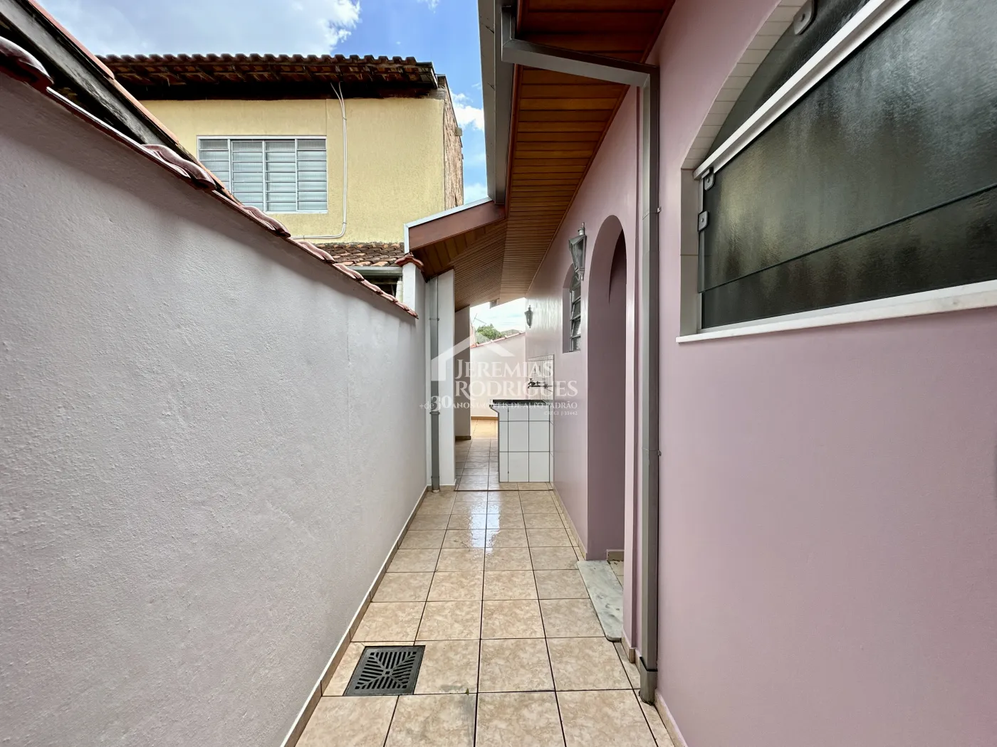 Casa para locação com 3 dormitórios no bairro Jardim Garcez em Taubaté/SP. 
