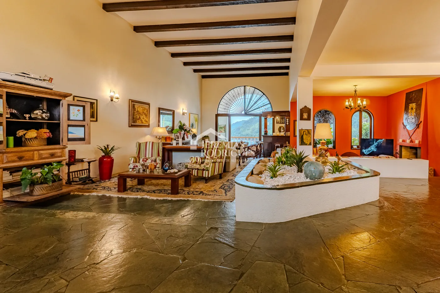 Mansão à venda com 7suítes no Condomínio Santa Rita em Ubatuba/SP.