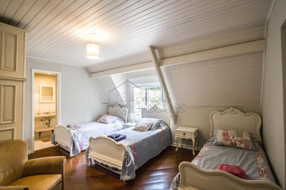 Casa à venda com 7 dormitórios no bairro Recanto das Araucárias em Campos do Jordão/SP.